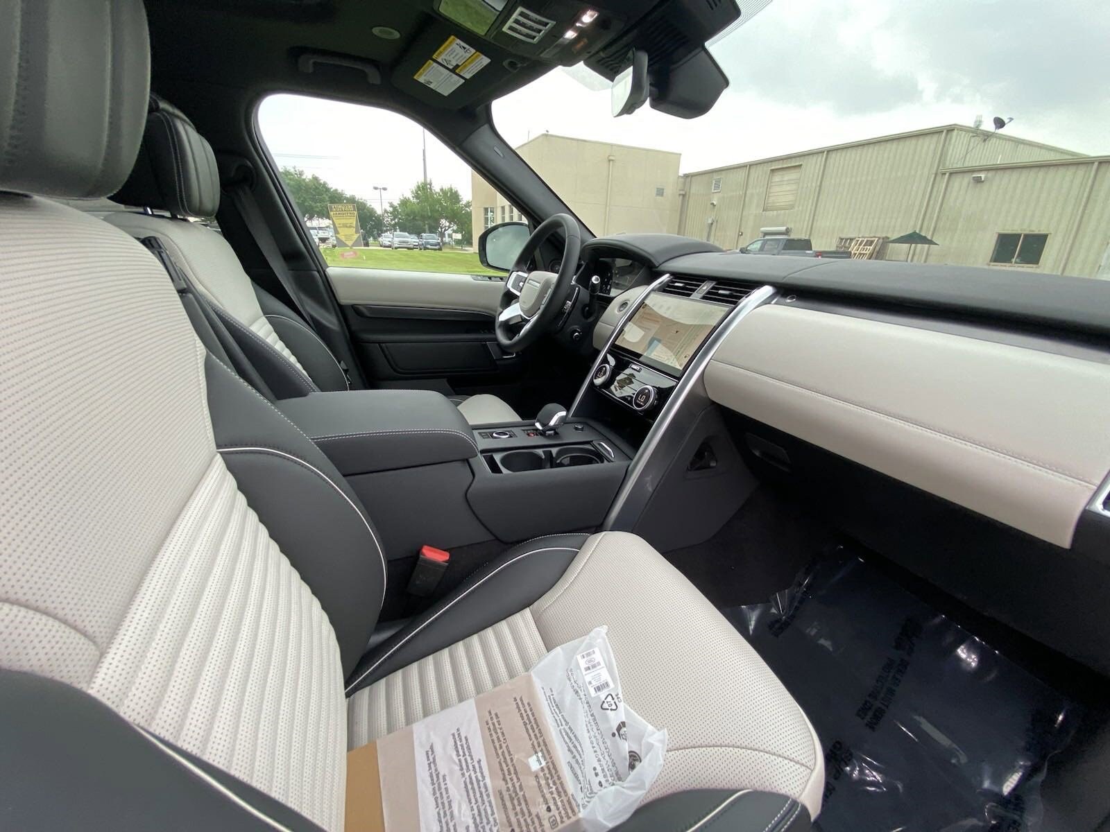 2024 Land Rover Discovery Metropolitan Edition photo 3
