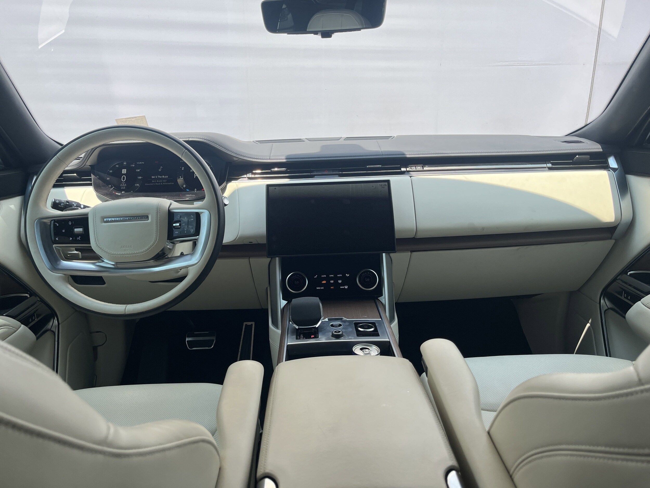 2023 Land Rover Range Rover SE photo 4