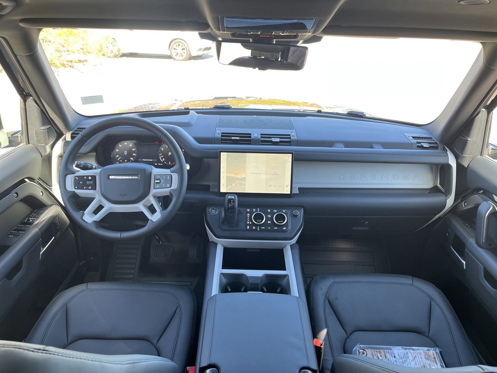 2025 Land Rover Defender 130 X-Dynamic SE photo 3