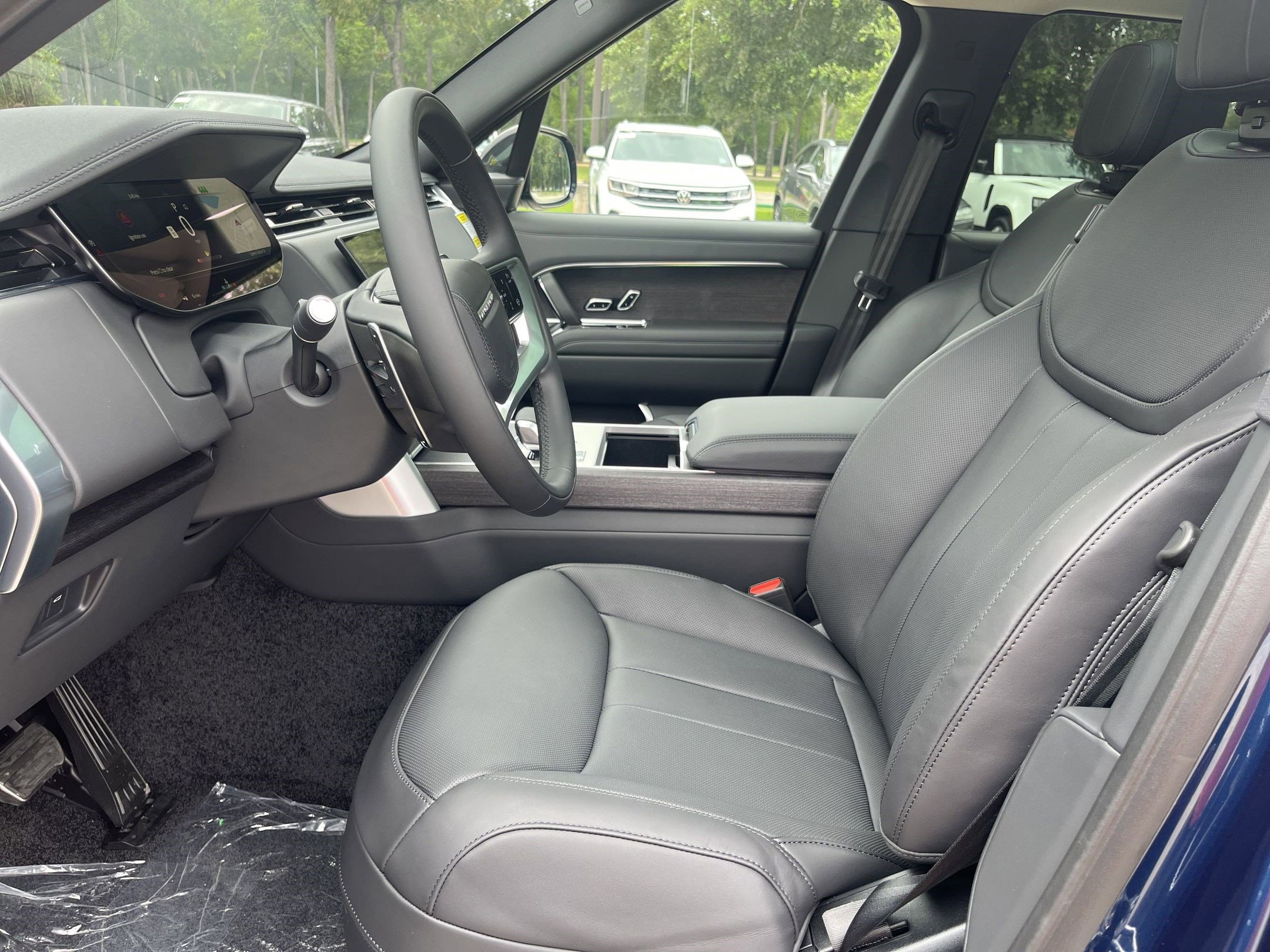 2025 Land Rover Range Rover SE photo 3