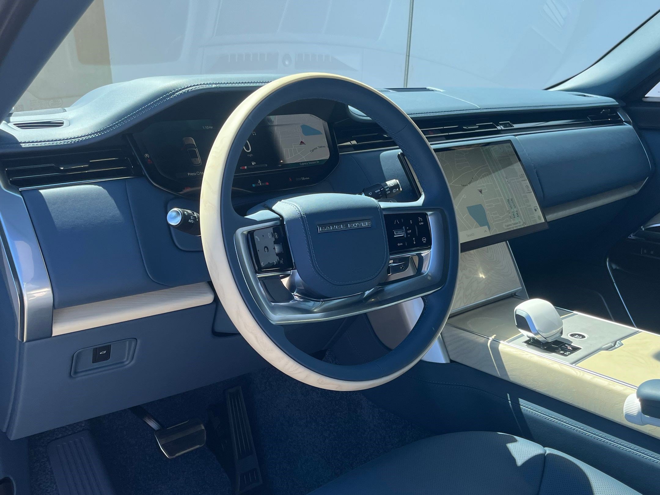 2025 Land Rover Range Rover SV photo 3