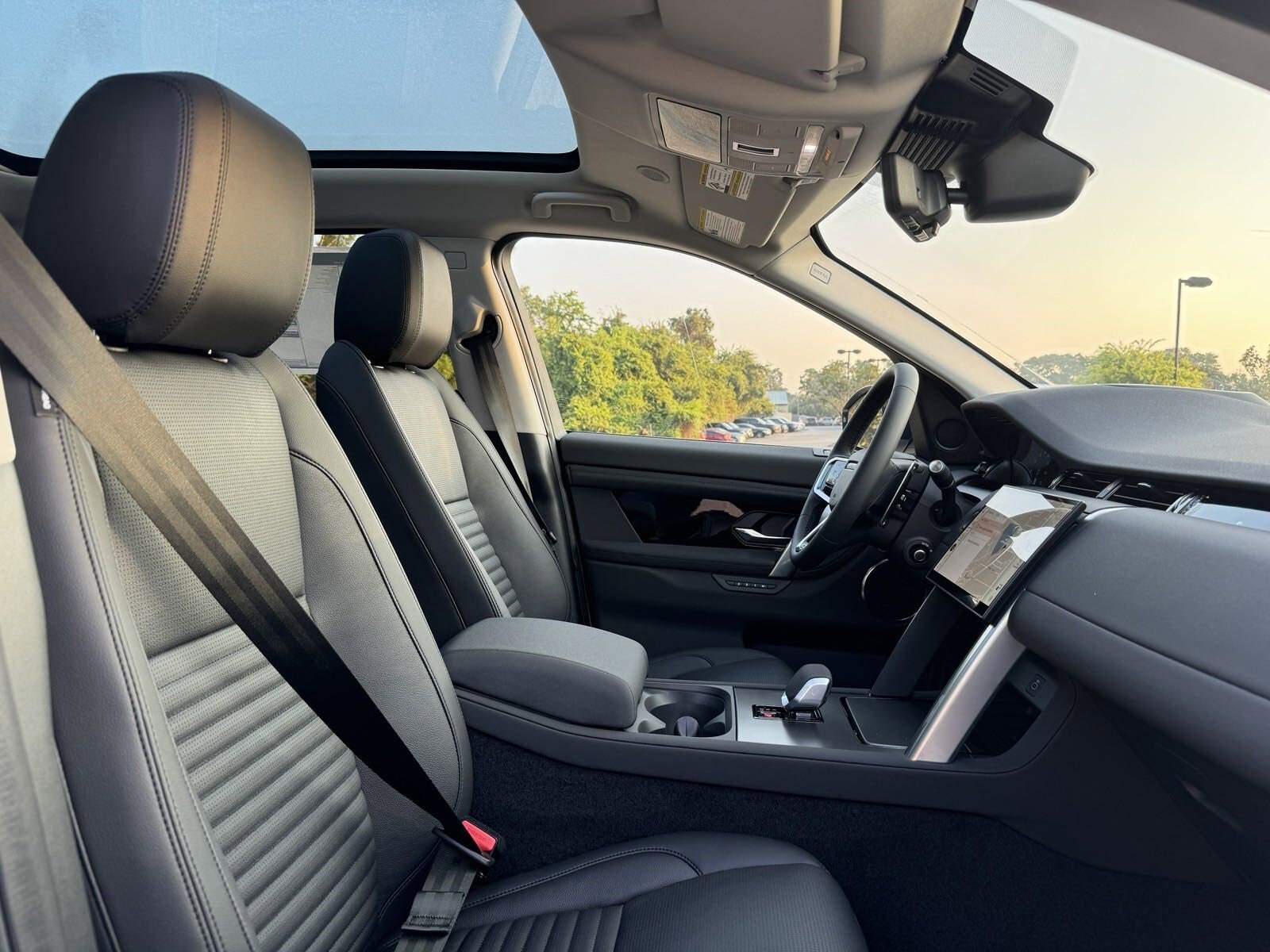 2025 Land Rover Discovery Sport S photo 3