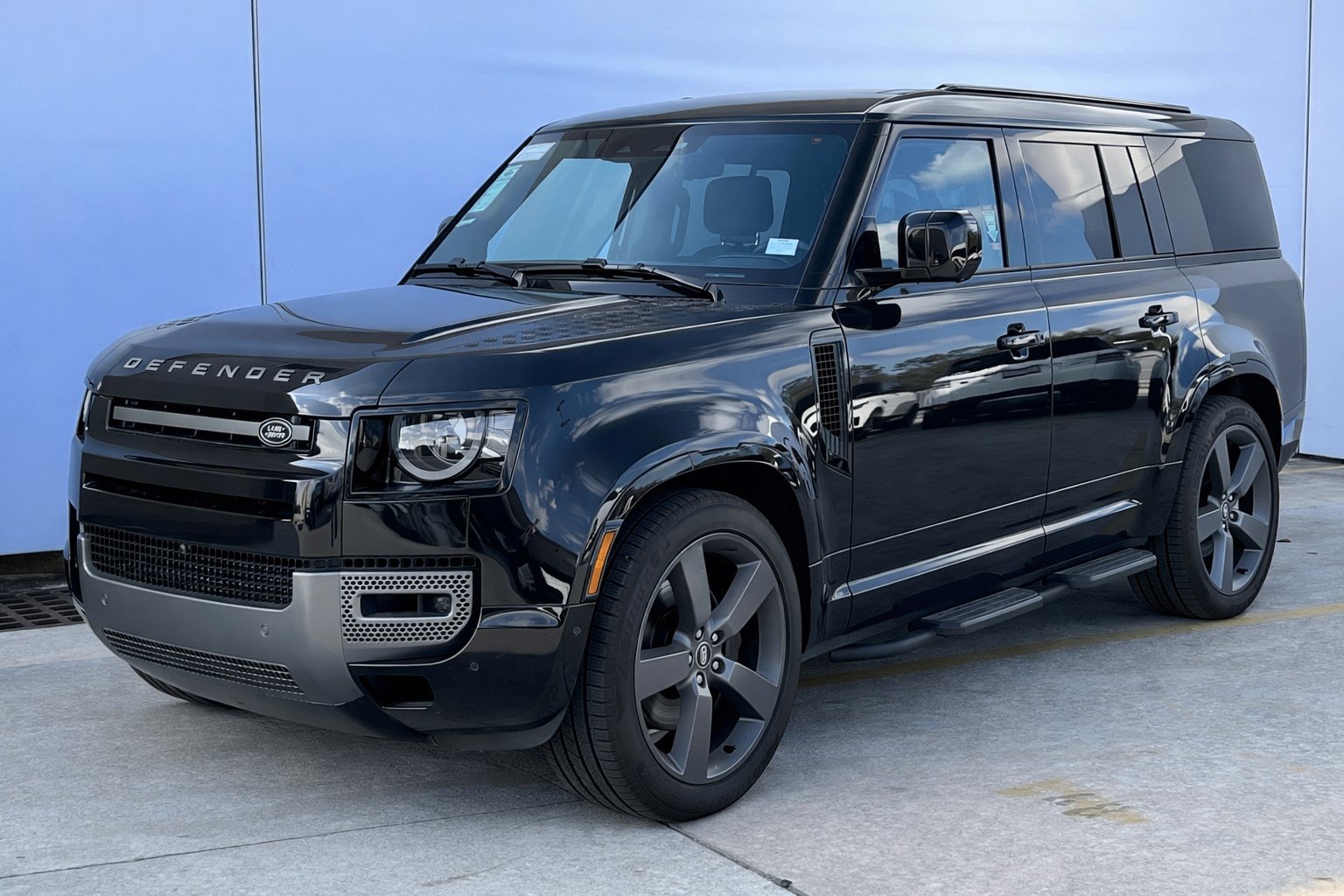 2025 Land Rover Defender Outbound's photo