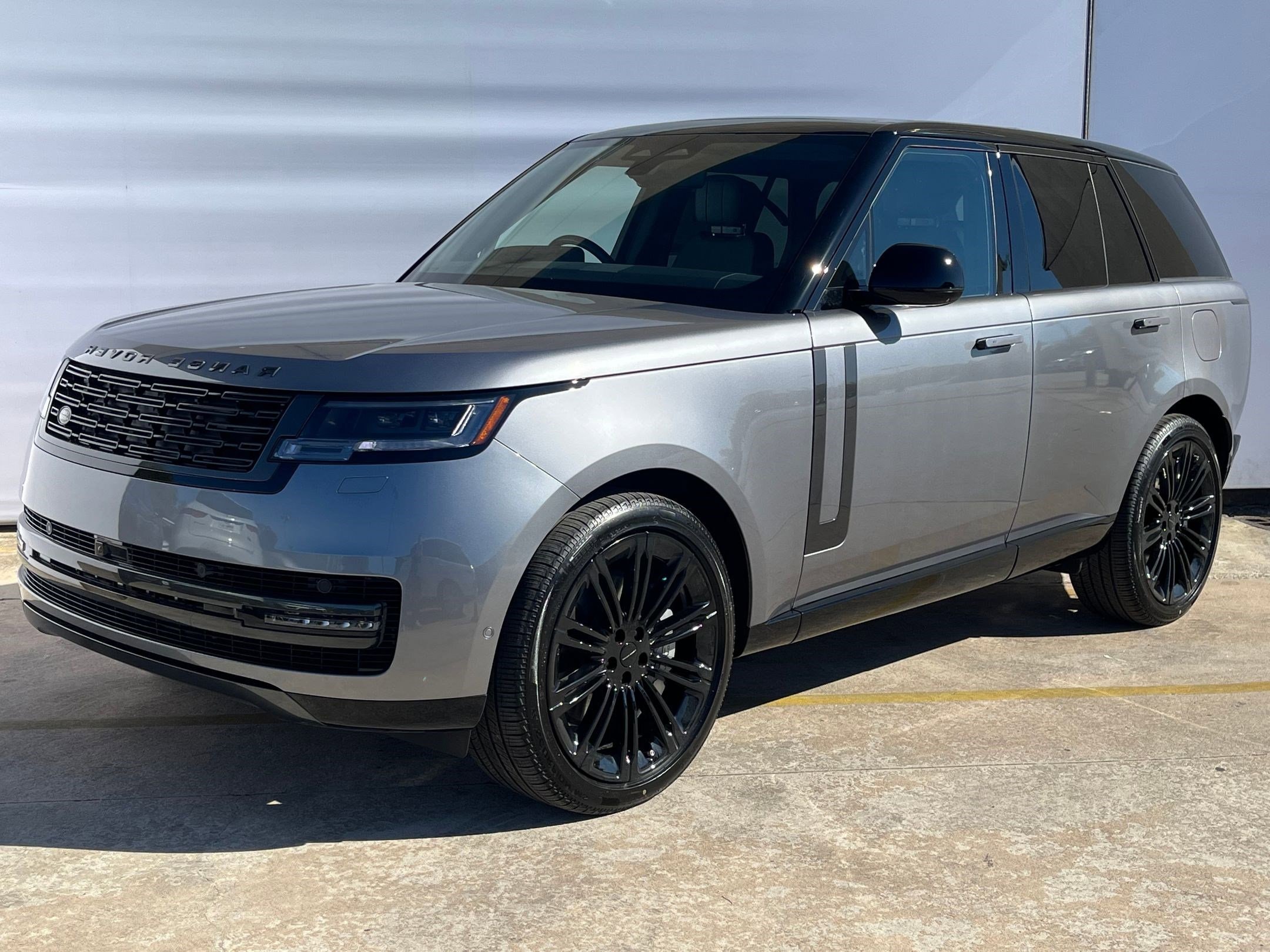 2026 Land Rover Range Rover SE's photo