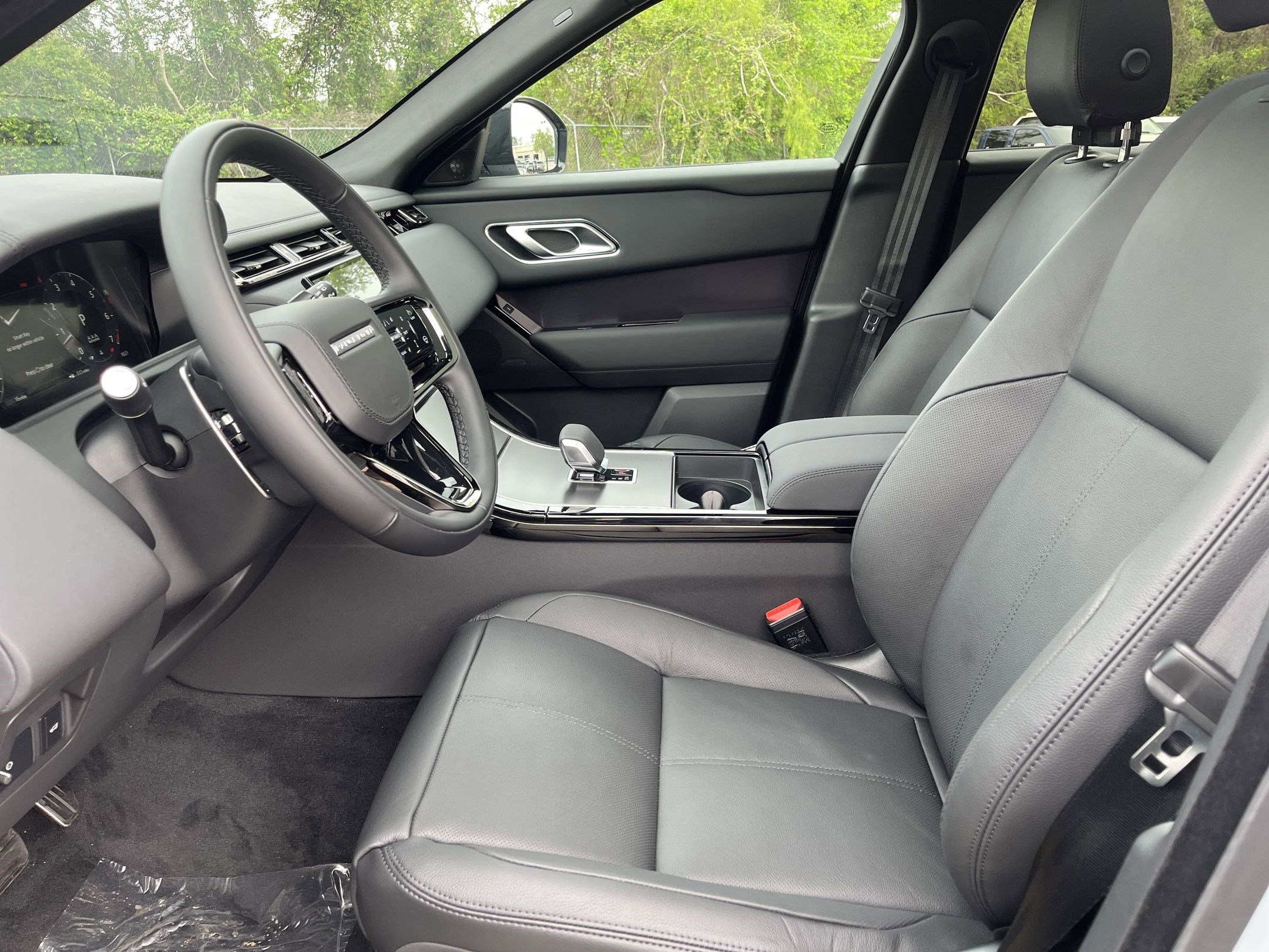 2026 Land Rover Range Rover Velar P250 Dynamic SE photo 3