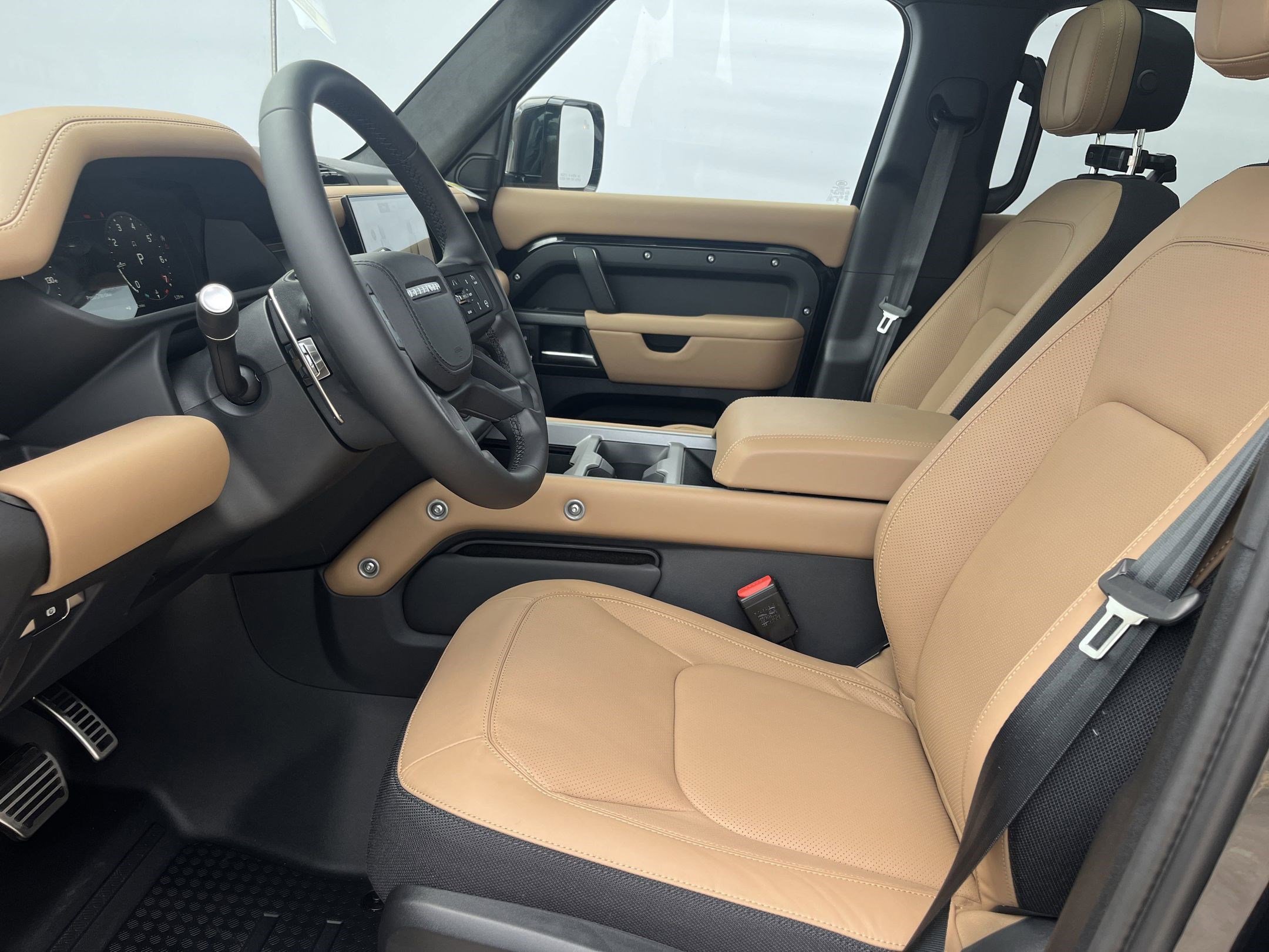 2025 Land Rover Defender 110 V8 photo 2