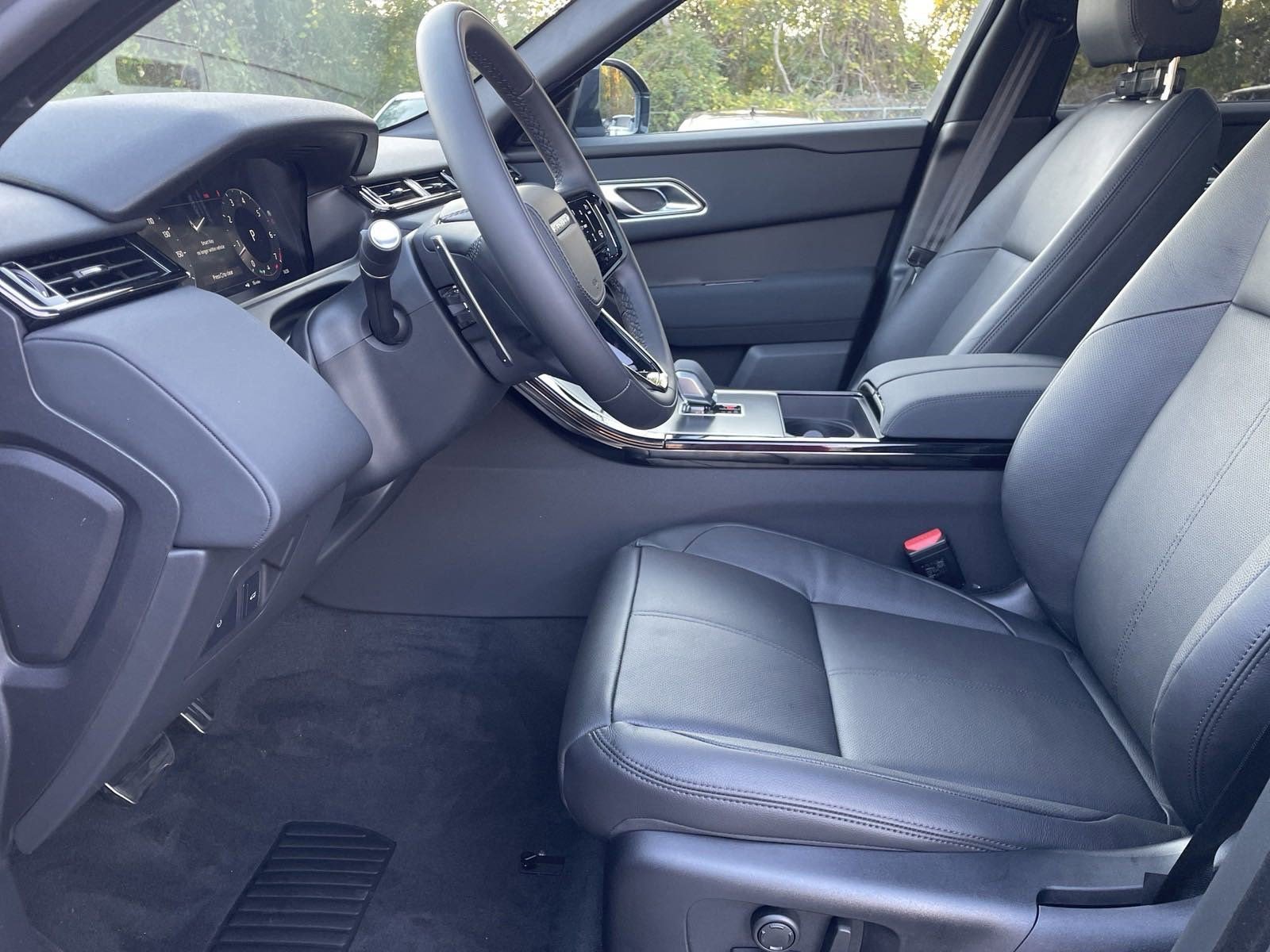 2025 Land Rover Range Rover Velar P250 Dynamic SE photo 3