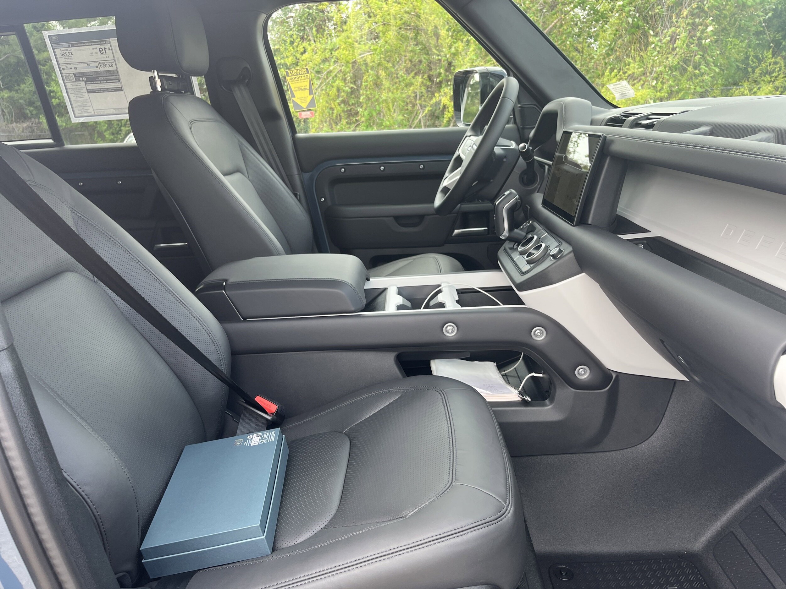 2025 Land Rover Defender S photo 4