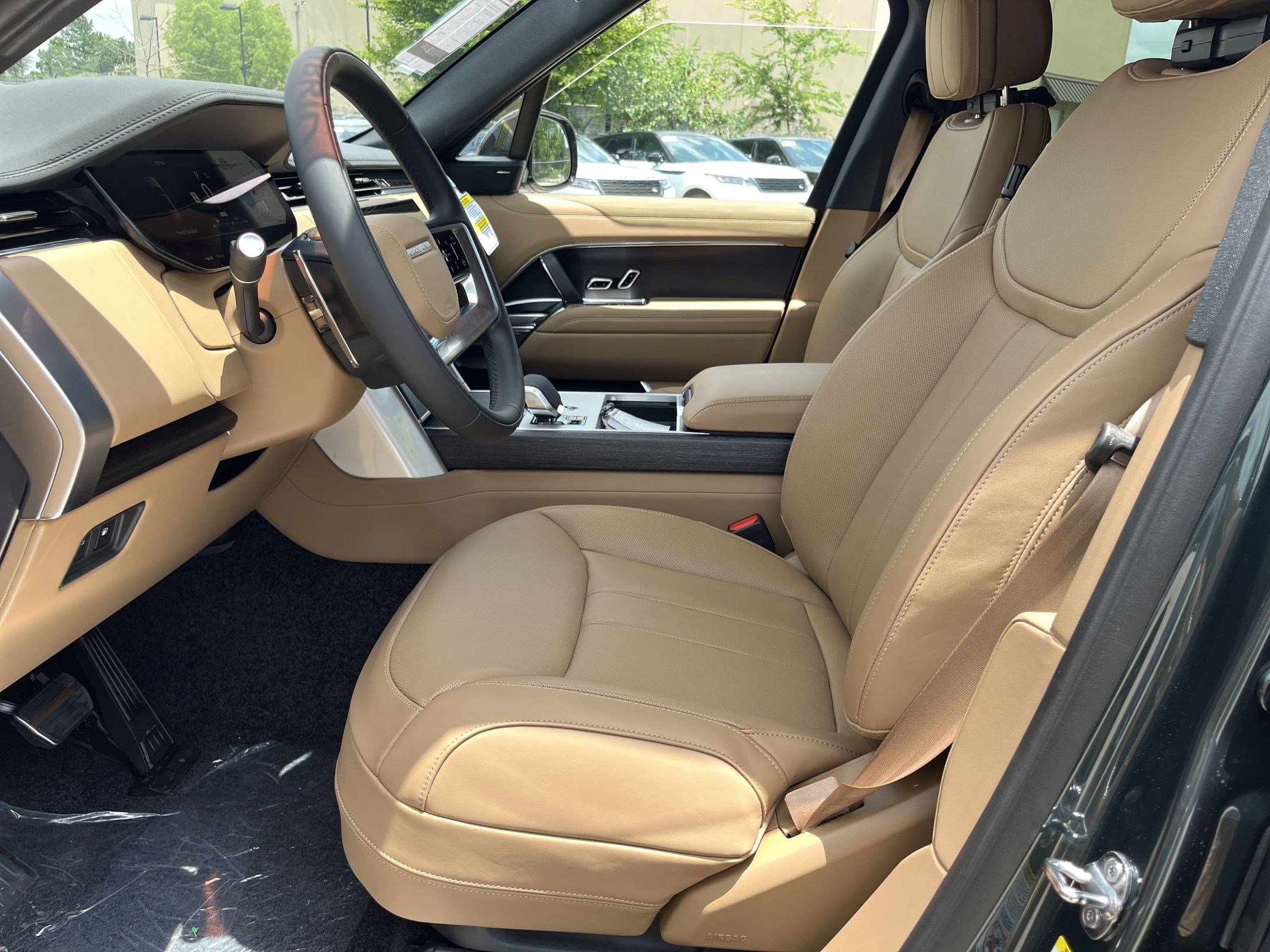 2025 Land Rover Range Rover SE photo 3