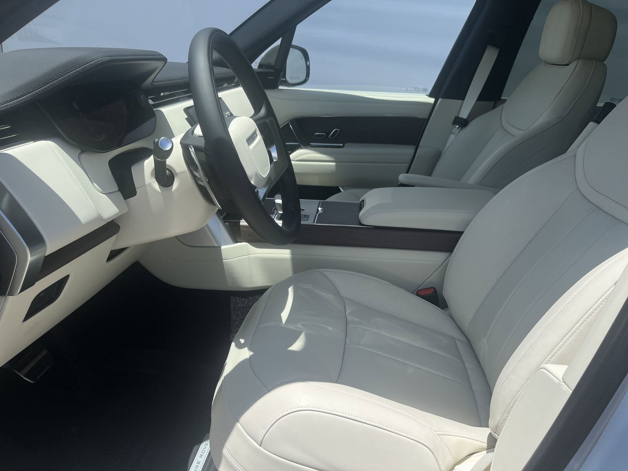 2025 Land Rover Range Rover SE photo 4