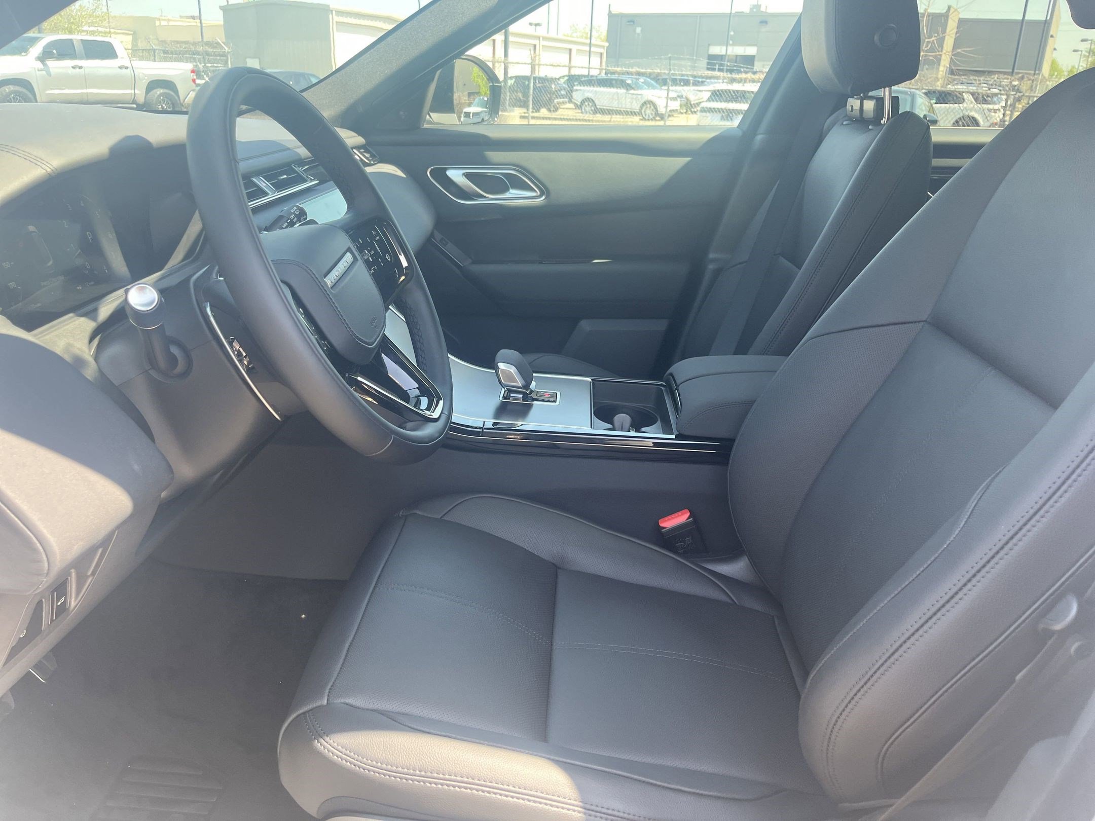 2026 Land Rover Range Rover Velar P250 Dynamic SE photo 4