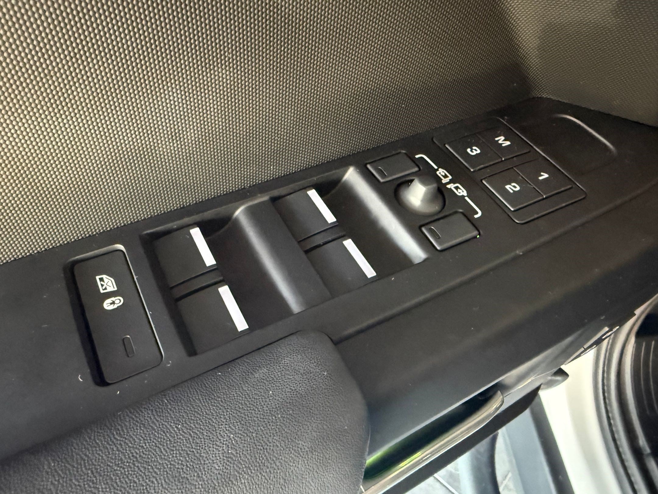 2026 Land Rover Defender X-Dynamic SE - Photo 13