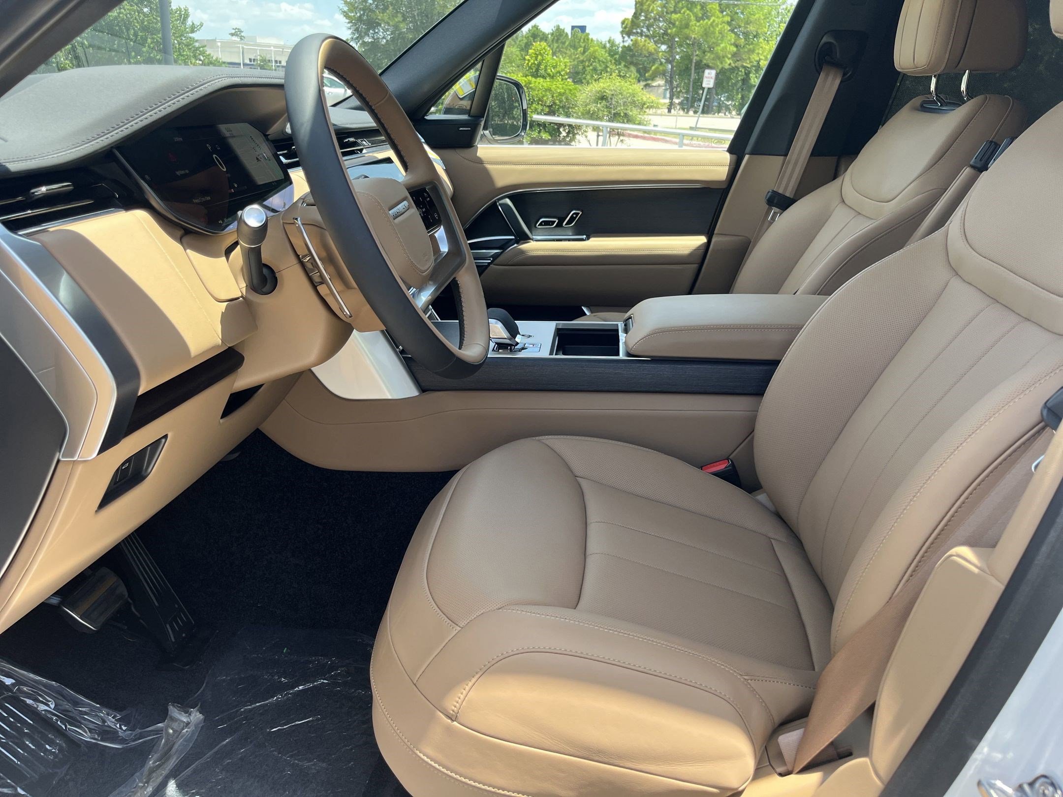 2025 Land Rover Range Rover SE photo 3