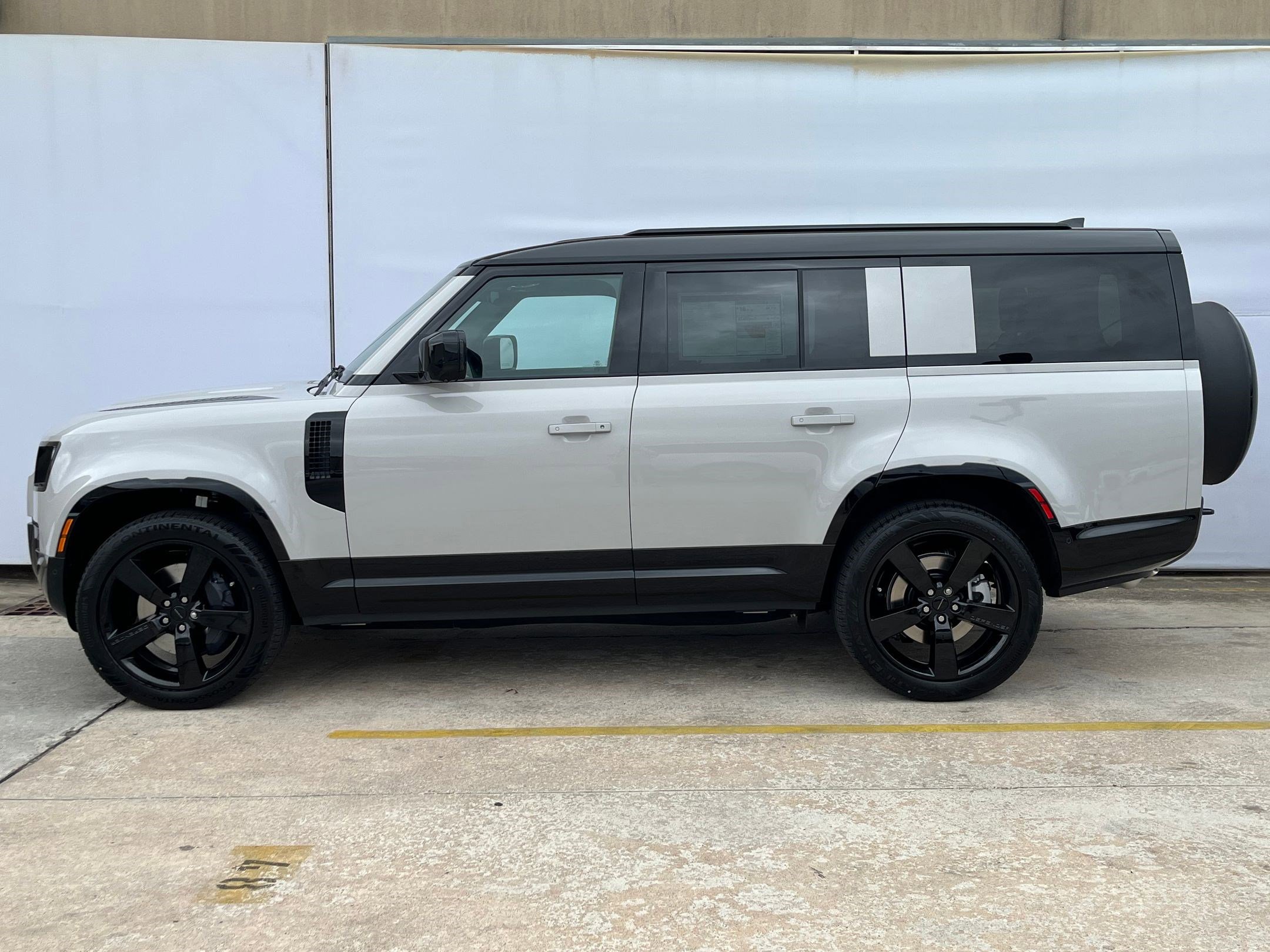 2026 Land Rover Defender 130 X-Dynamic SE photo 2