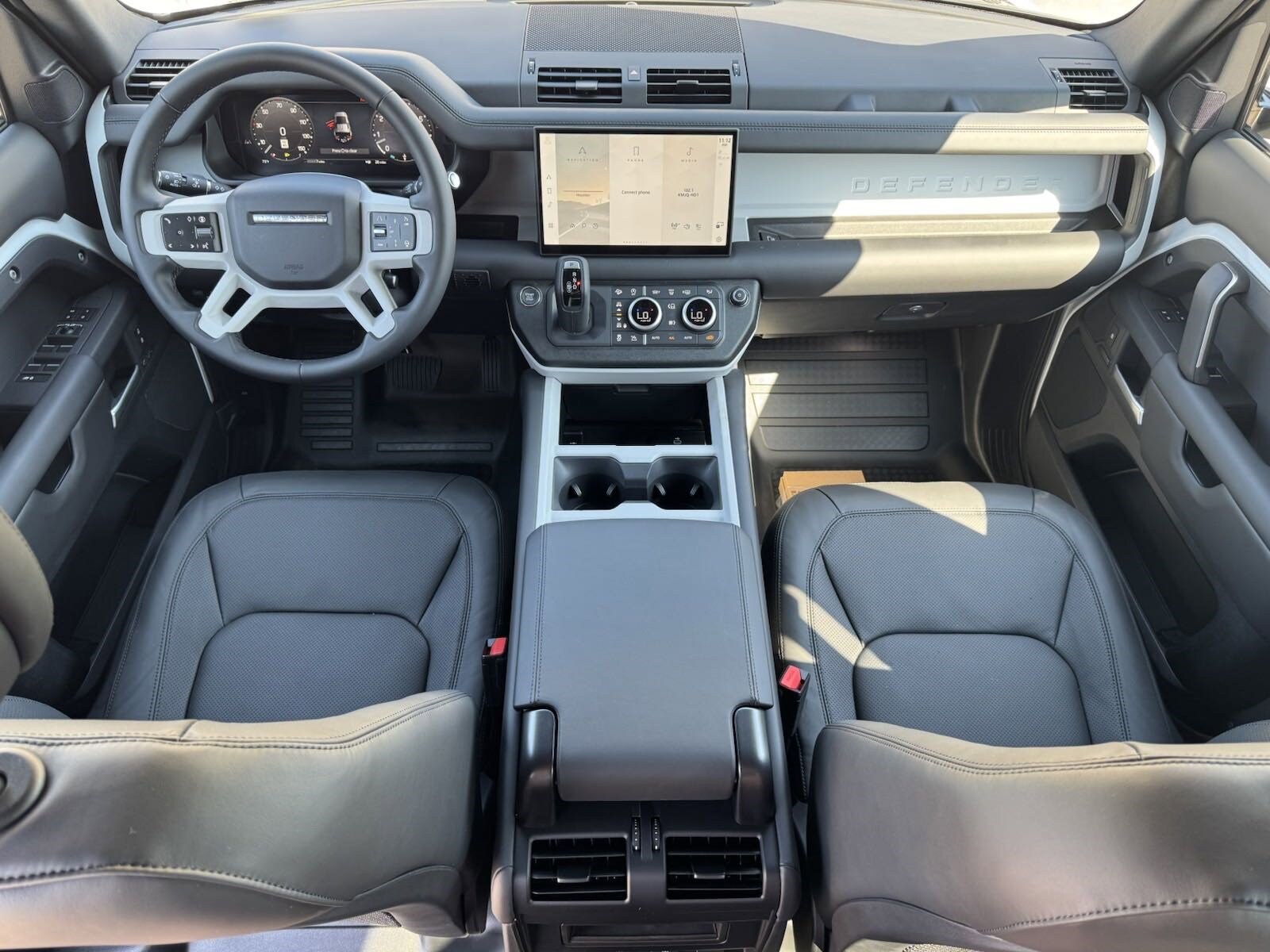 2025 Land Rover Defender 110 X-Dynamic SE photo 3