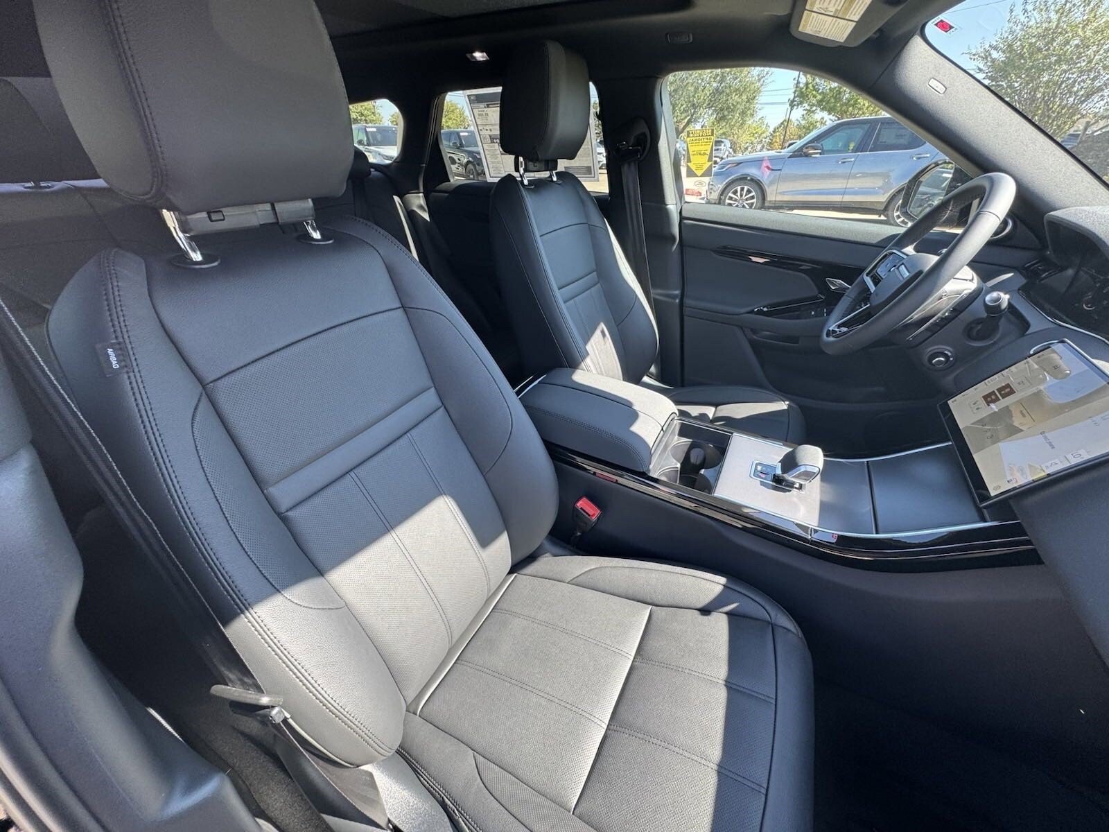 2025 Land Rover Range Rover Evoque Dynamic SE photo 4