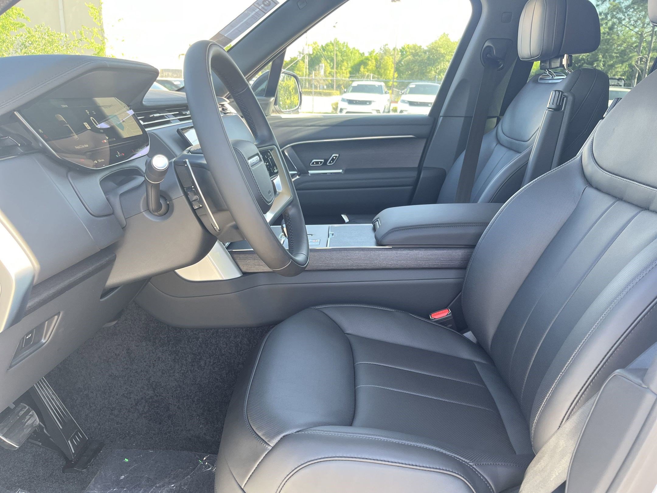 2025 Land Rover Range Rover SE photo 2