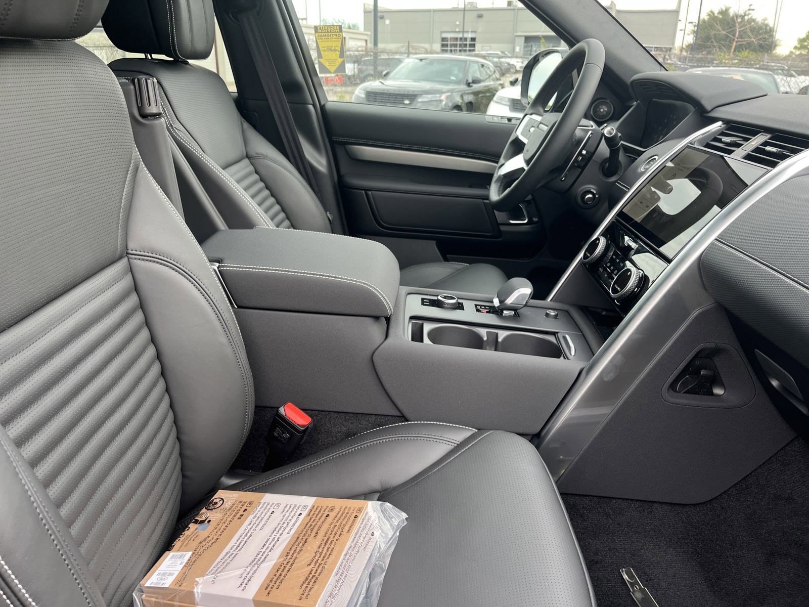 2025 Land Rover Discovery P360 Dynamic SE photo 4