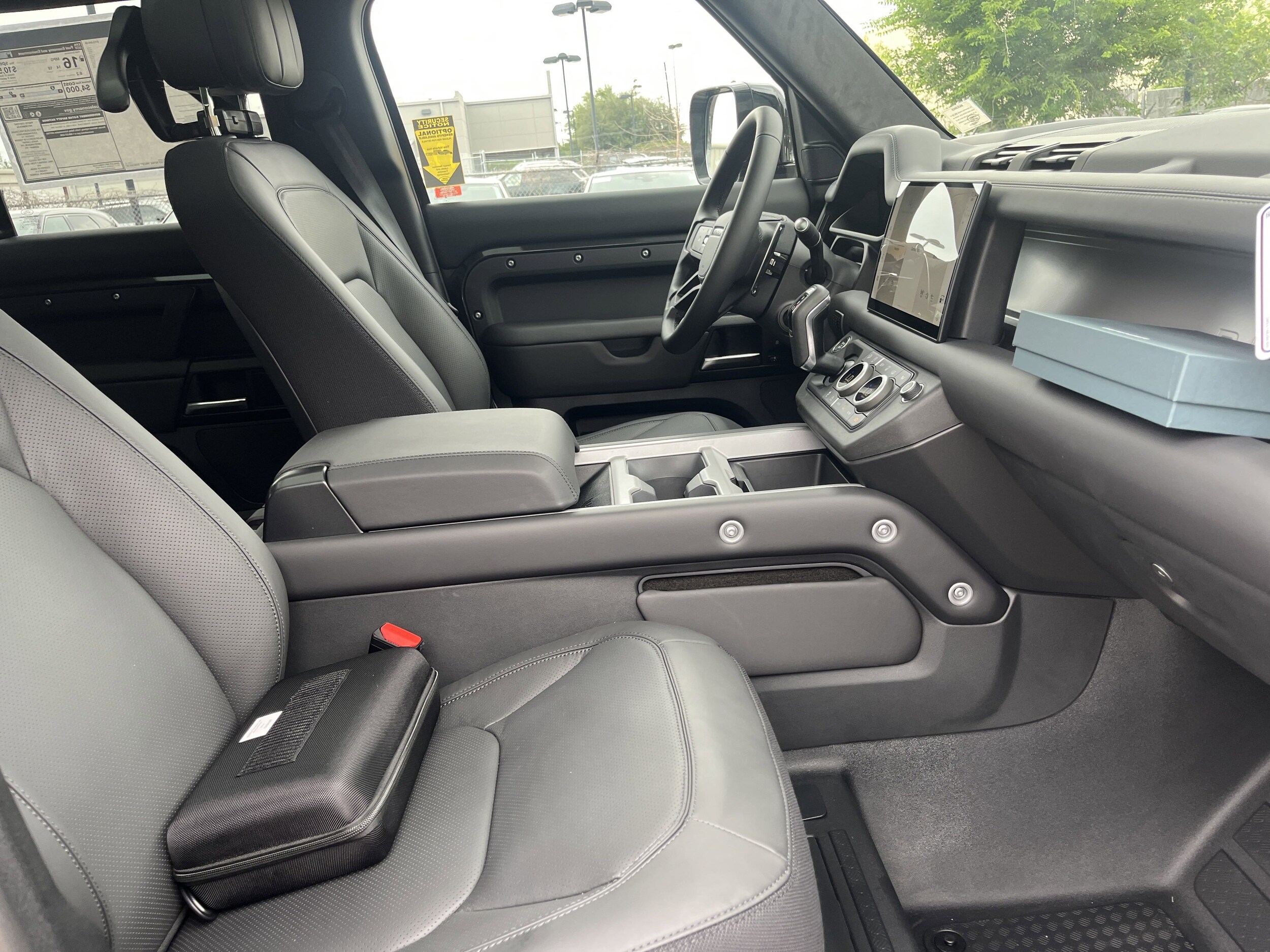 2025 Land Rover Defender 110 V8 photo 3