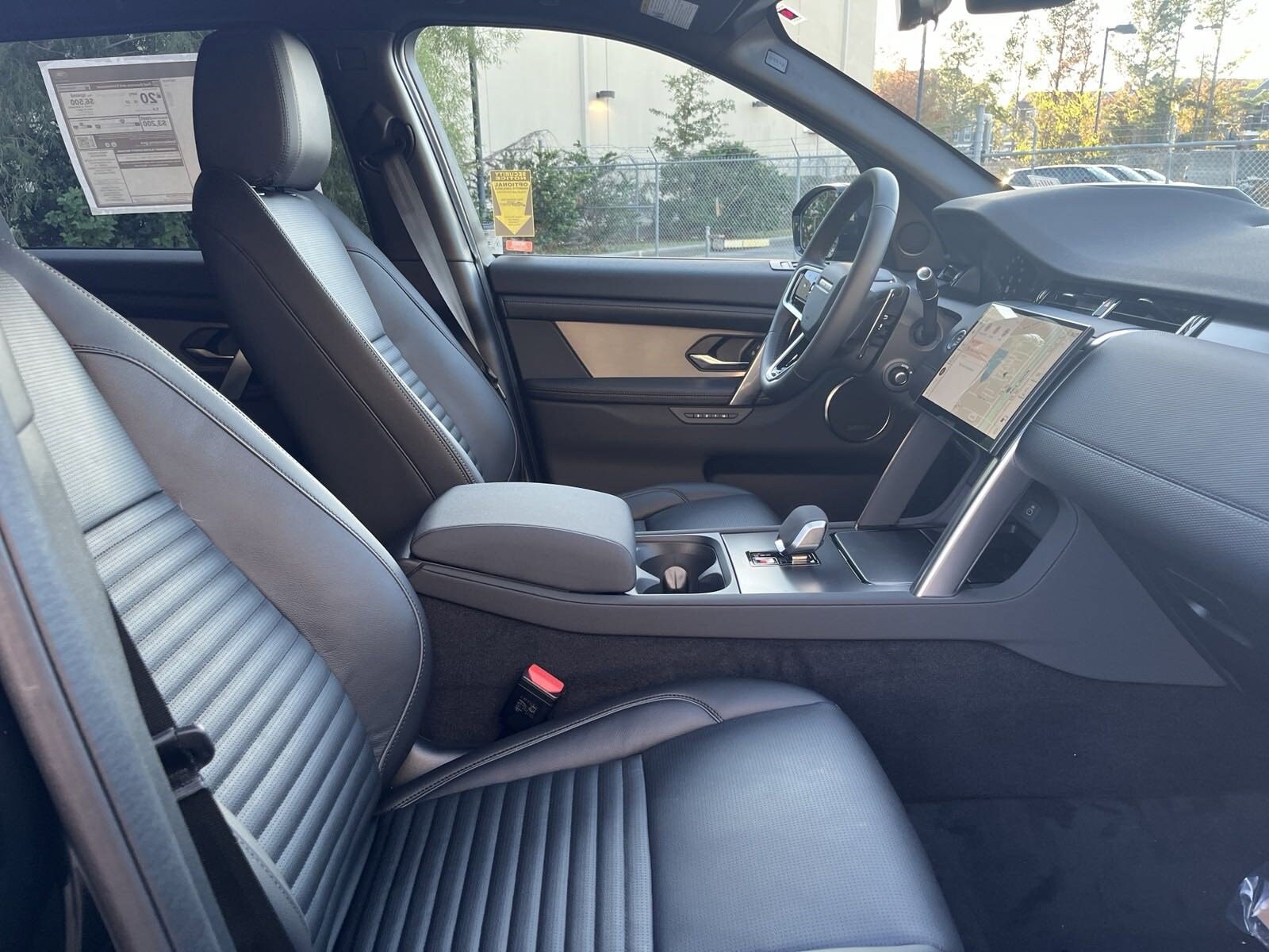 2025 Land Rover Discovery Sport Dynamic SE photo 4