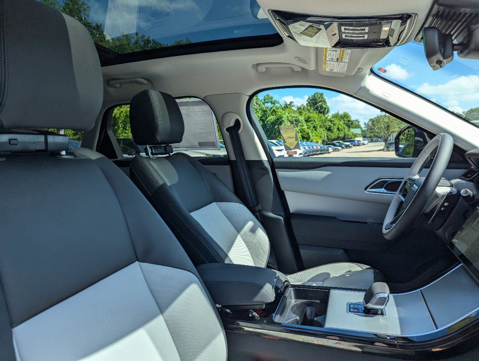 2025 Land Rover Range Rover Velar P250 S photo 4