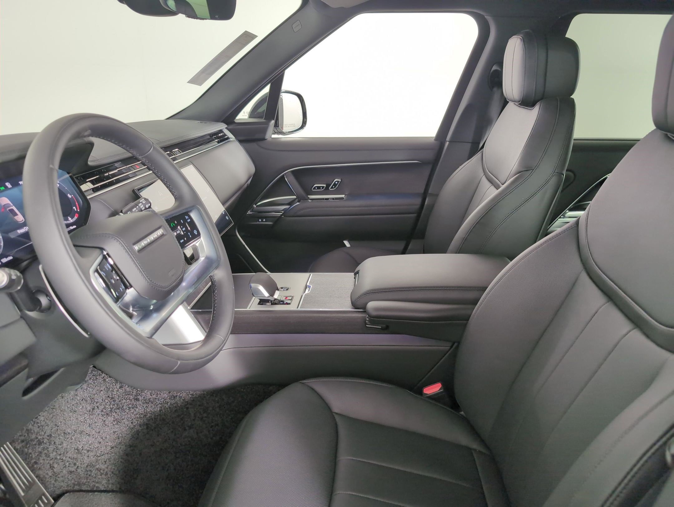 2025 Land Rover Range Rover SE photo 3