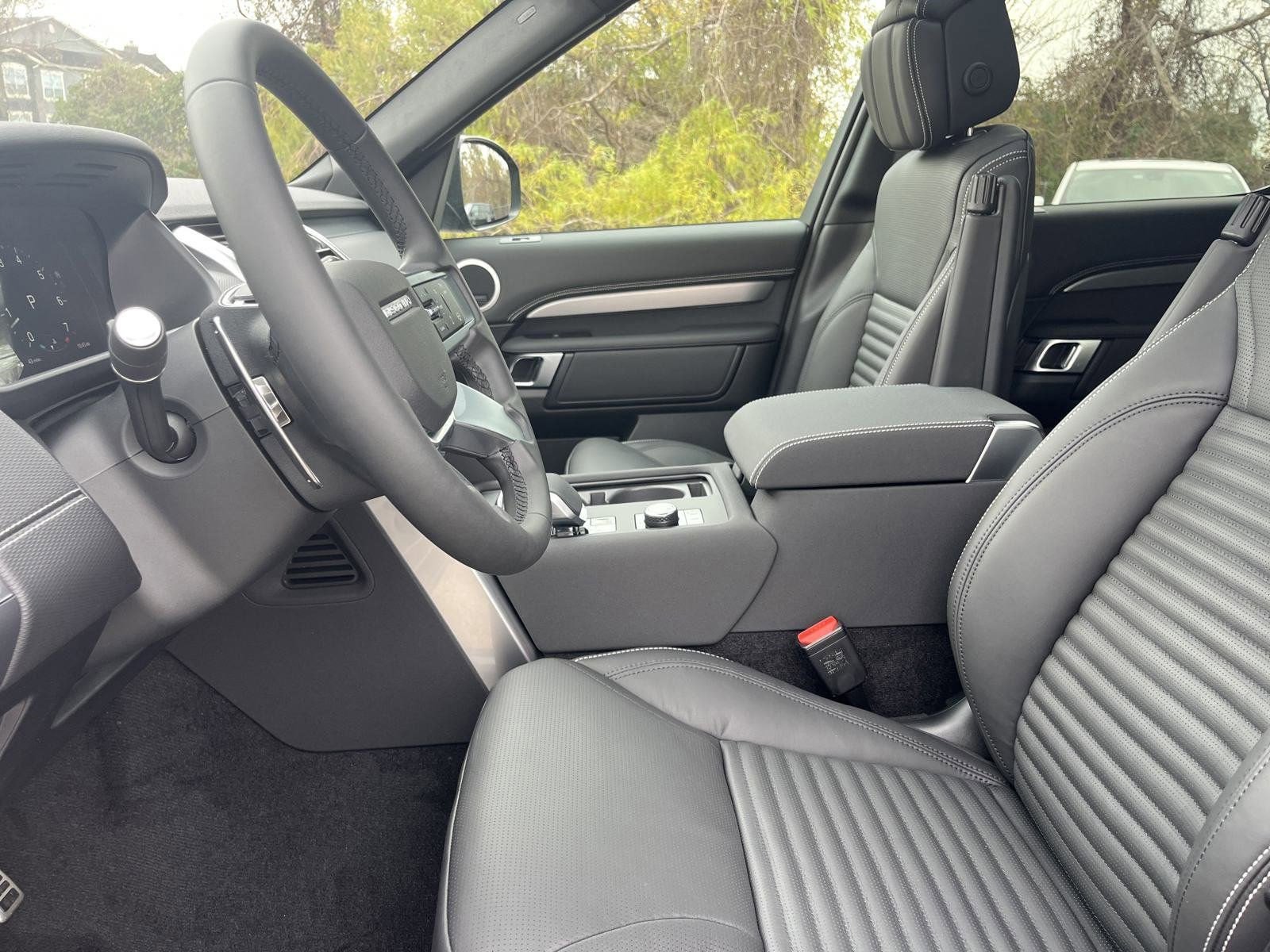 2025 Land Rover Discovery P360 Dynamic SE photo 4