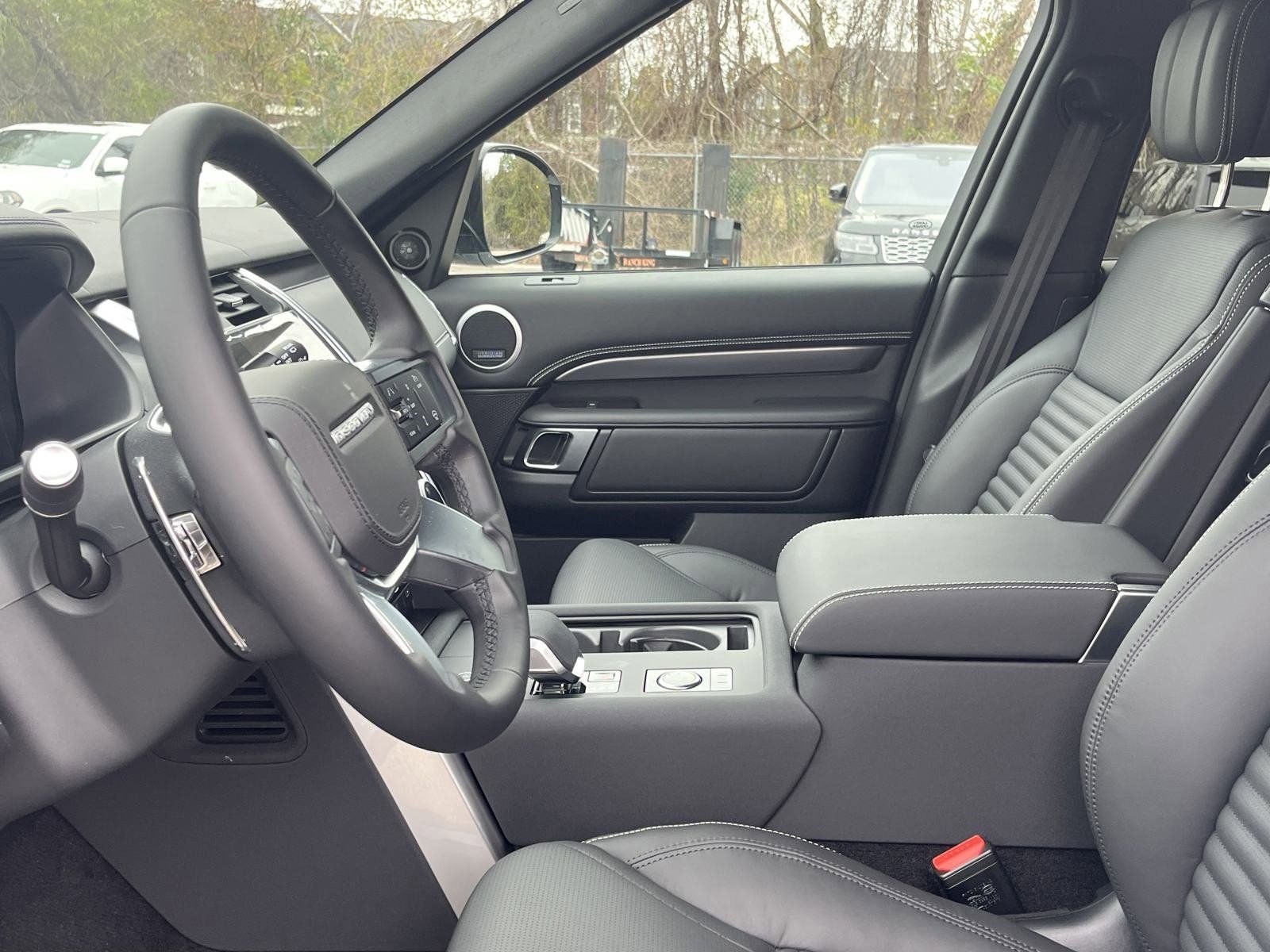 2025 Land Rover Discovery Metropolitan Edition photo 4