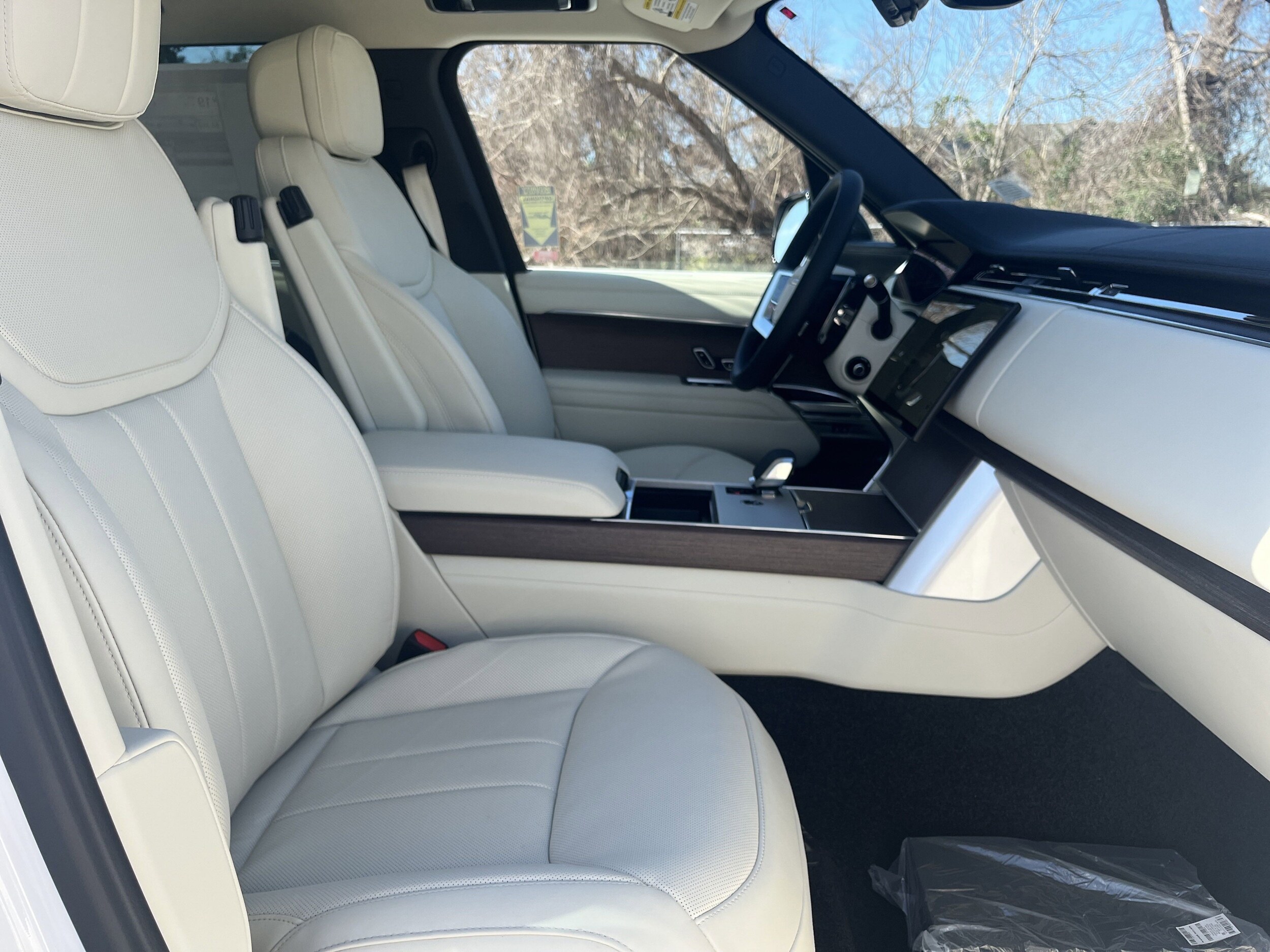 2025 Land Rover Range Rover SE photo 4