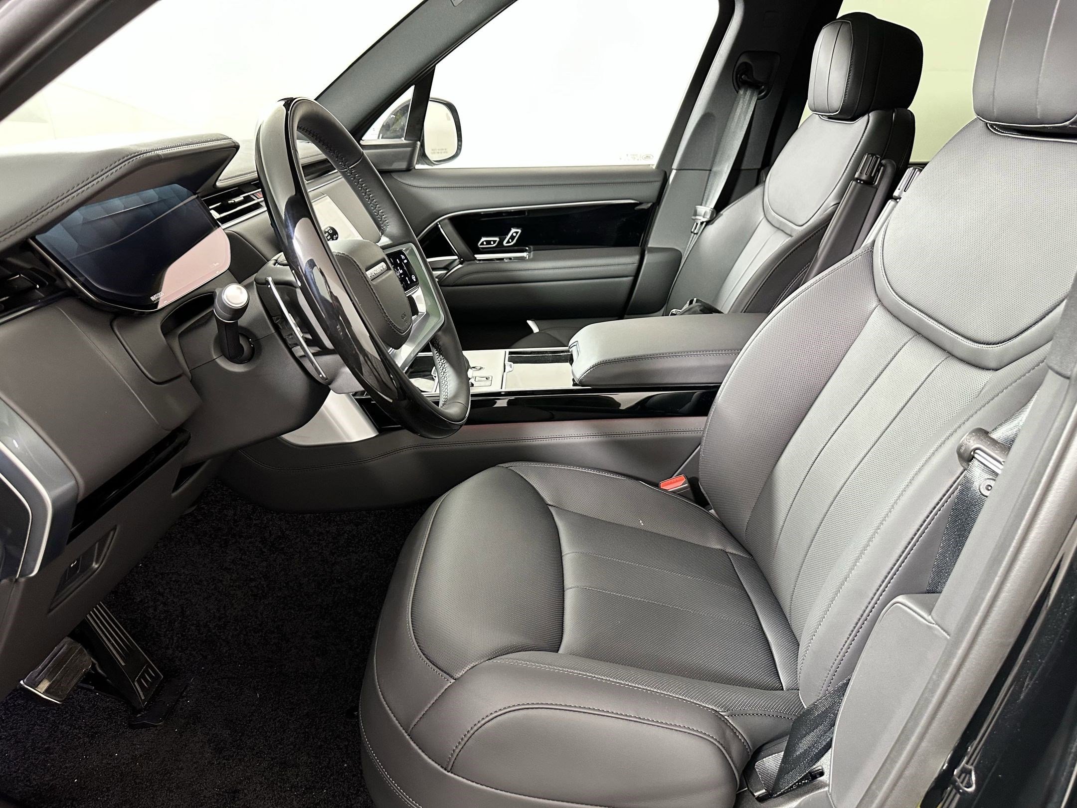 2025 Land Rover Range Rover SE photo 4