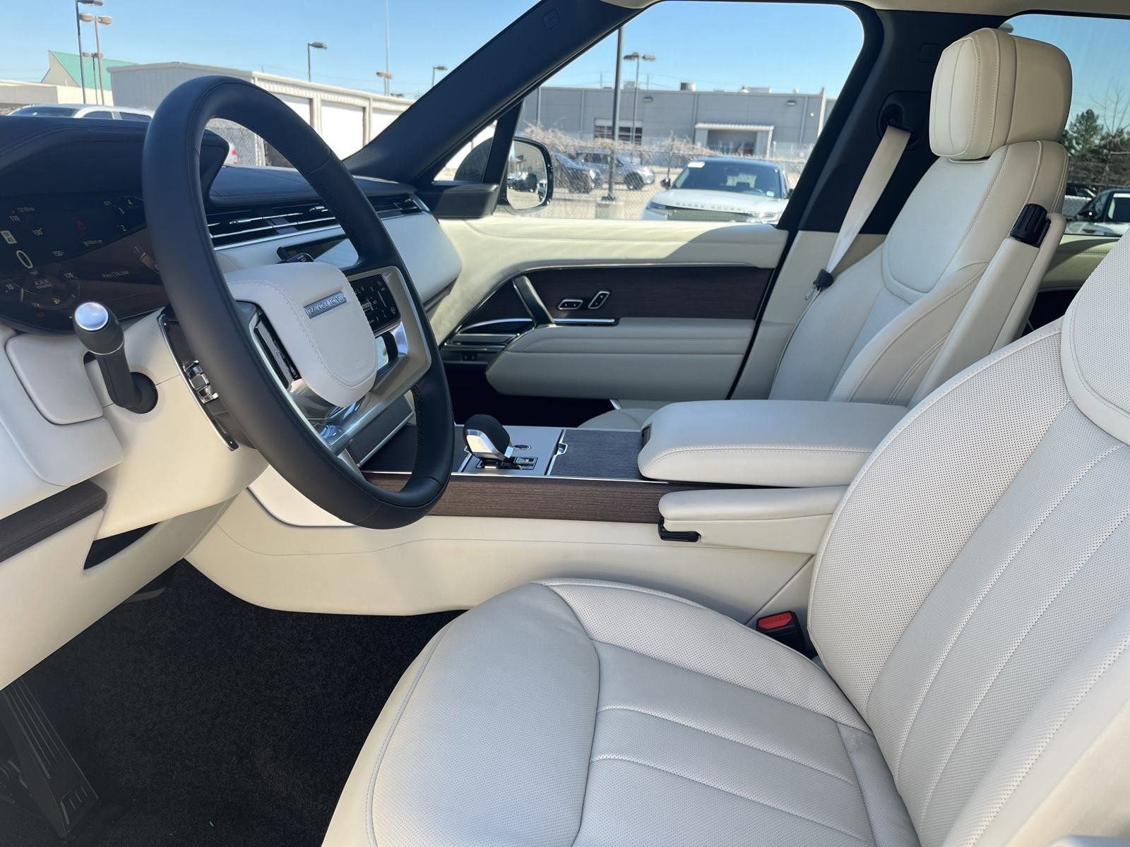 2025 Land Rover Range Rover SE photo 4