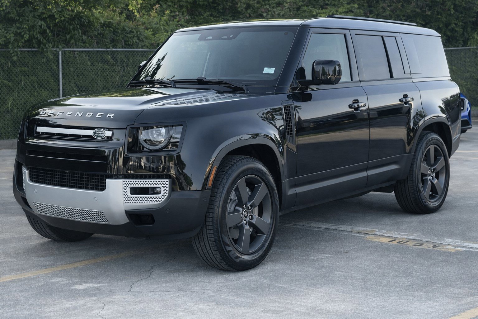 2025 Land Rover Defender S's photo