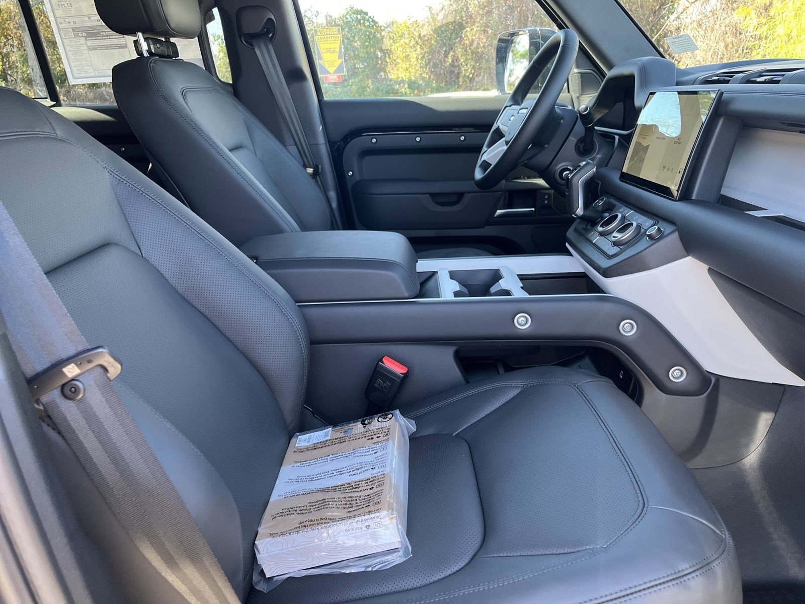 2025 Land Rover Defender 130 X-Dynamic SE photo 4