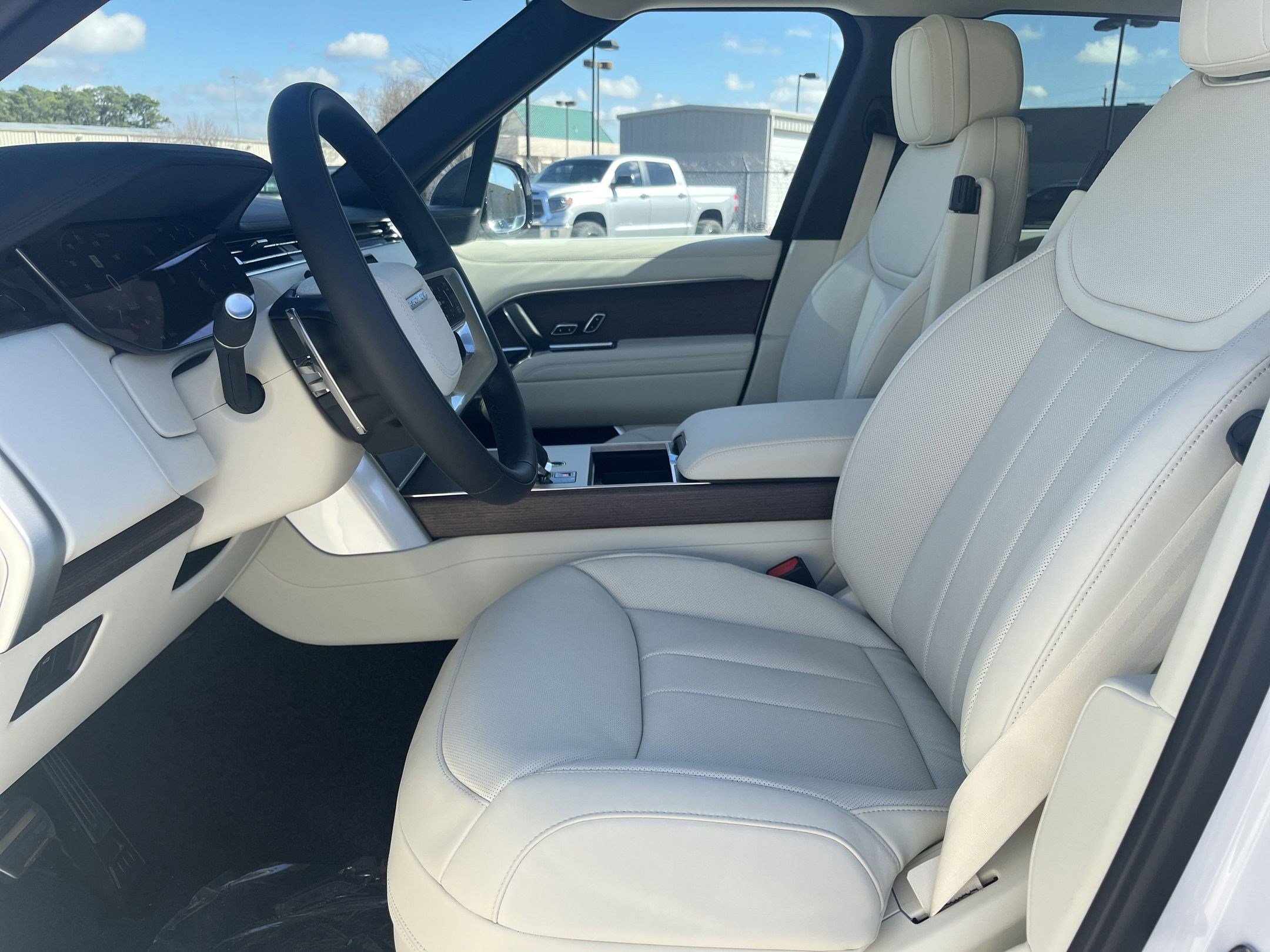 2025 Land Rover Range Rover SE photo 3