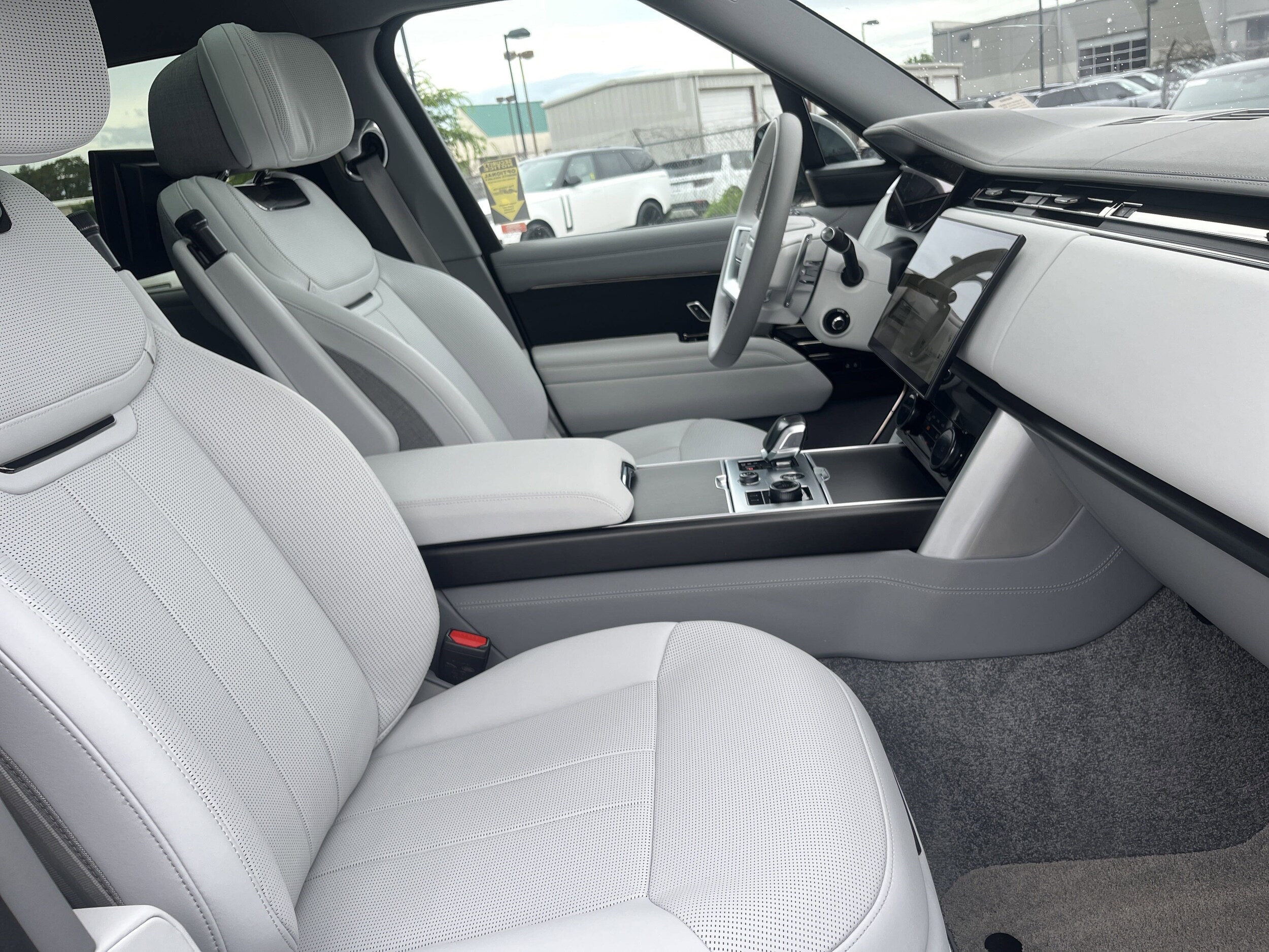 2023 Land Rover Range Rover SV photo 3