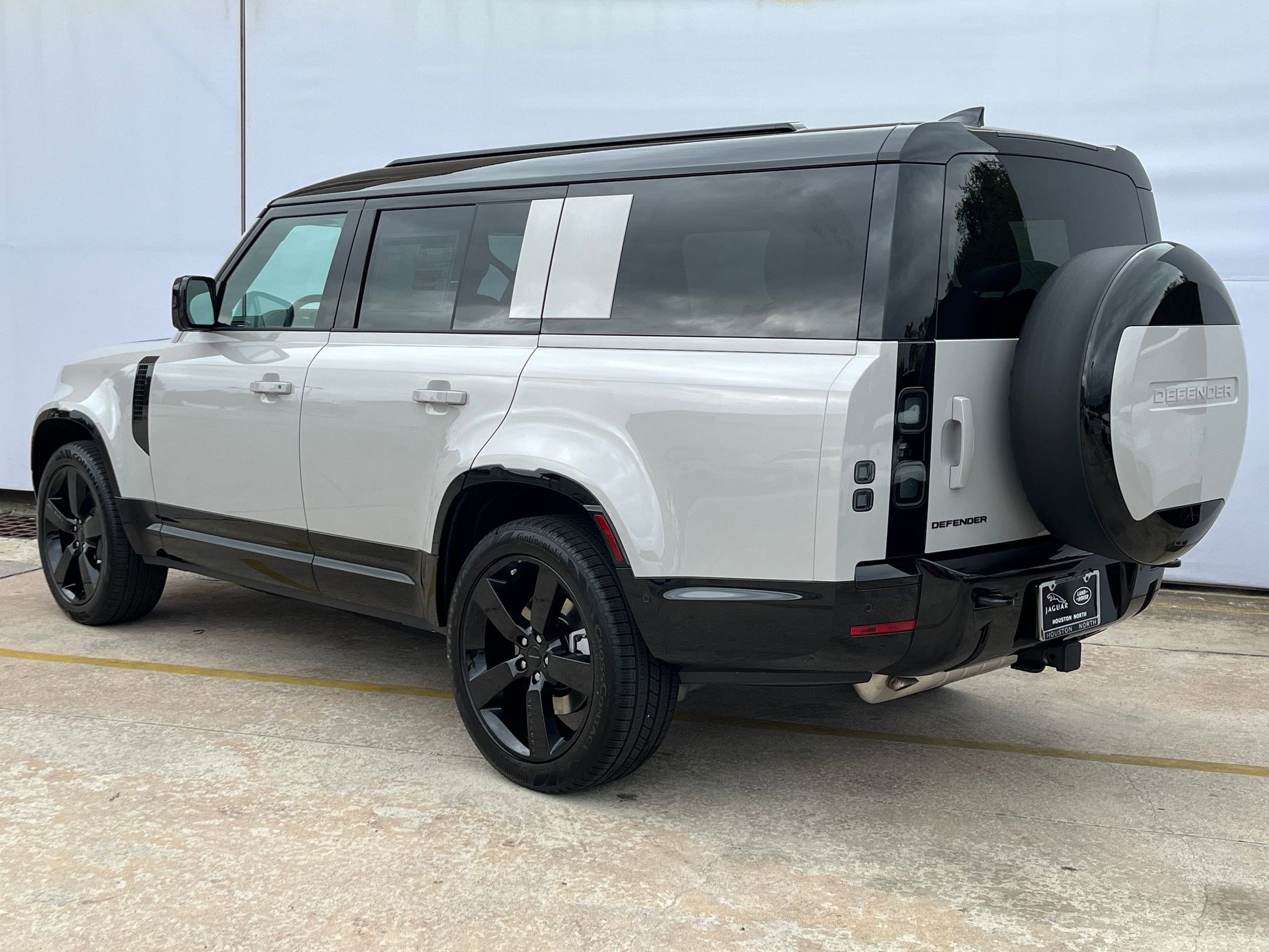 2026 Land Rover Defender 130 X-Dynamic SE photo 3