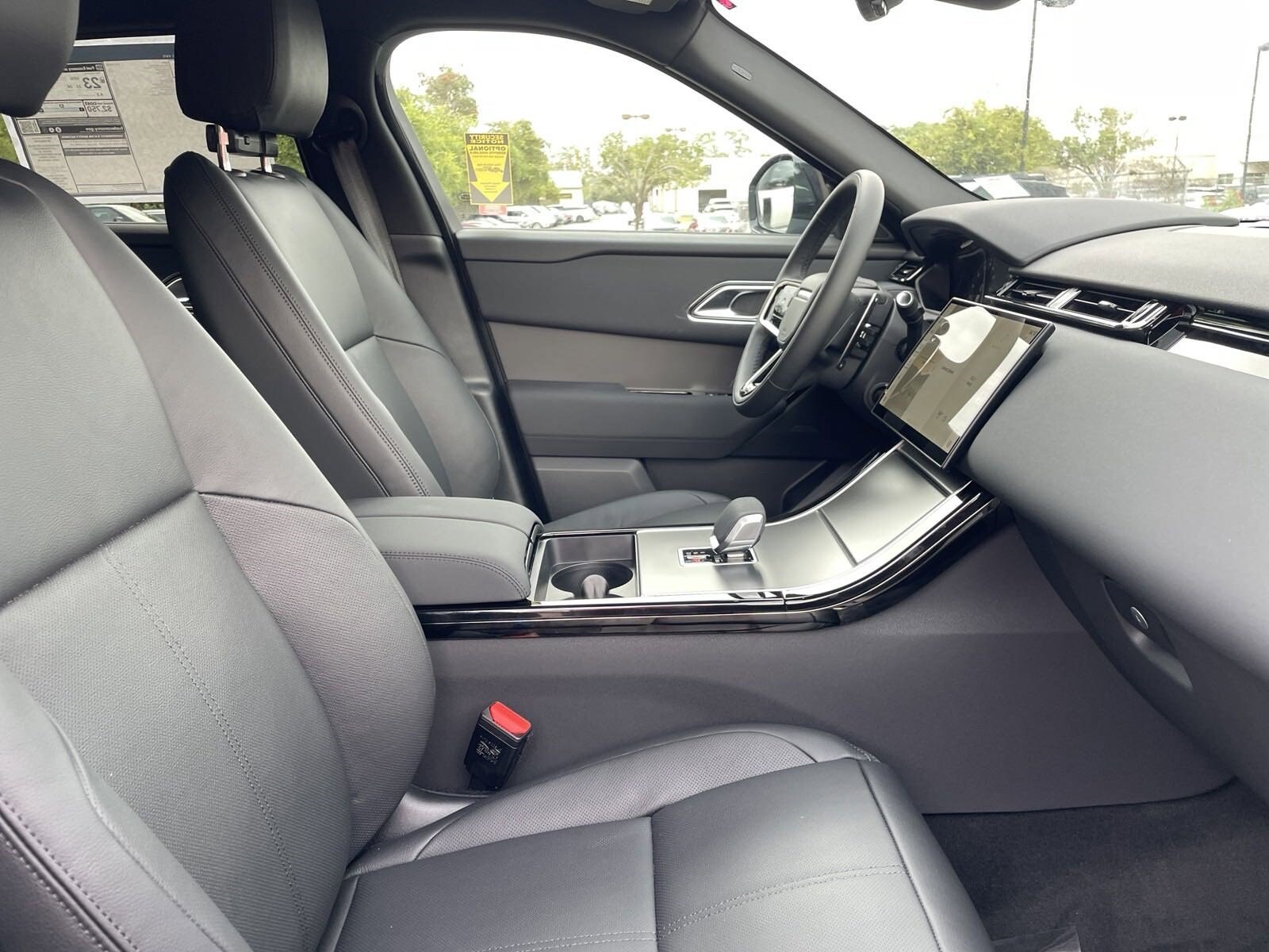 2025 Land Rover Range Rover Velar SE photo 4