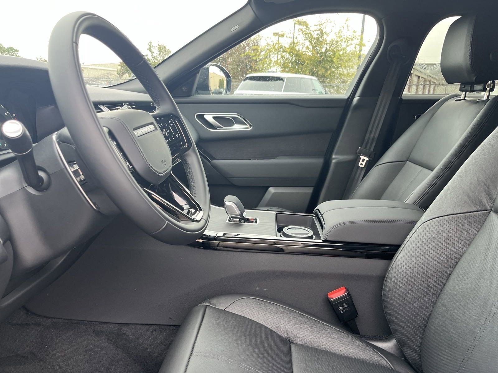2025 Land Rover Range Rover Velar P250 Dynamic SE photo 3