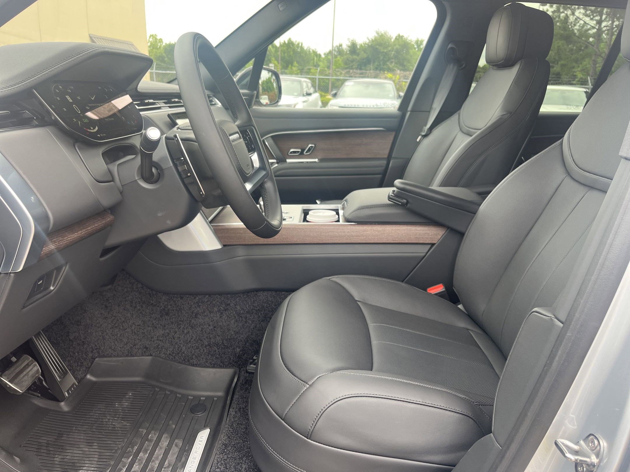 2025 Land Rover Range Rover SE photo 2