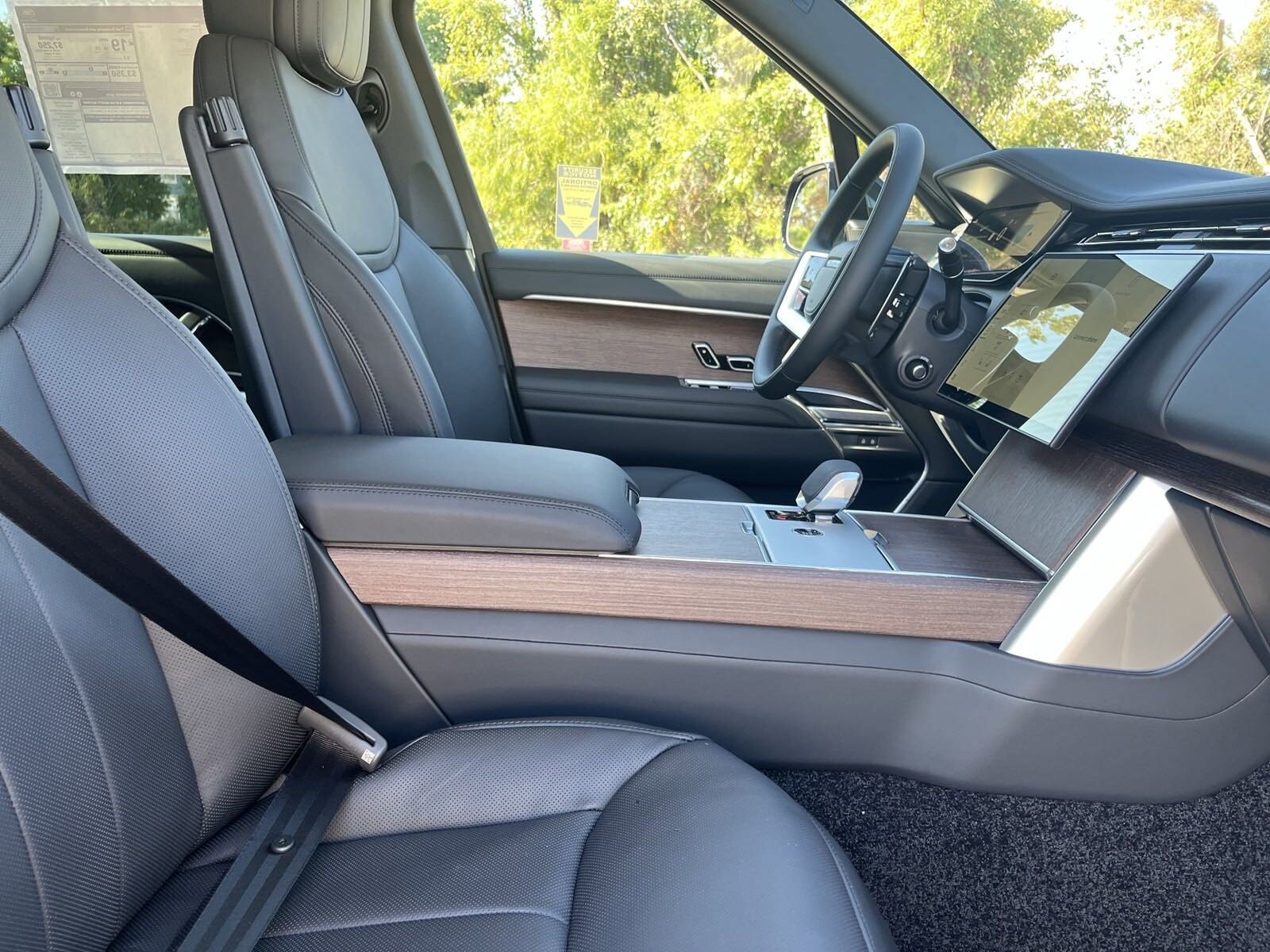 2025 Land Rover Range Rover SE photo 4