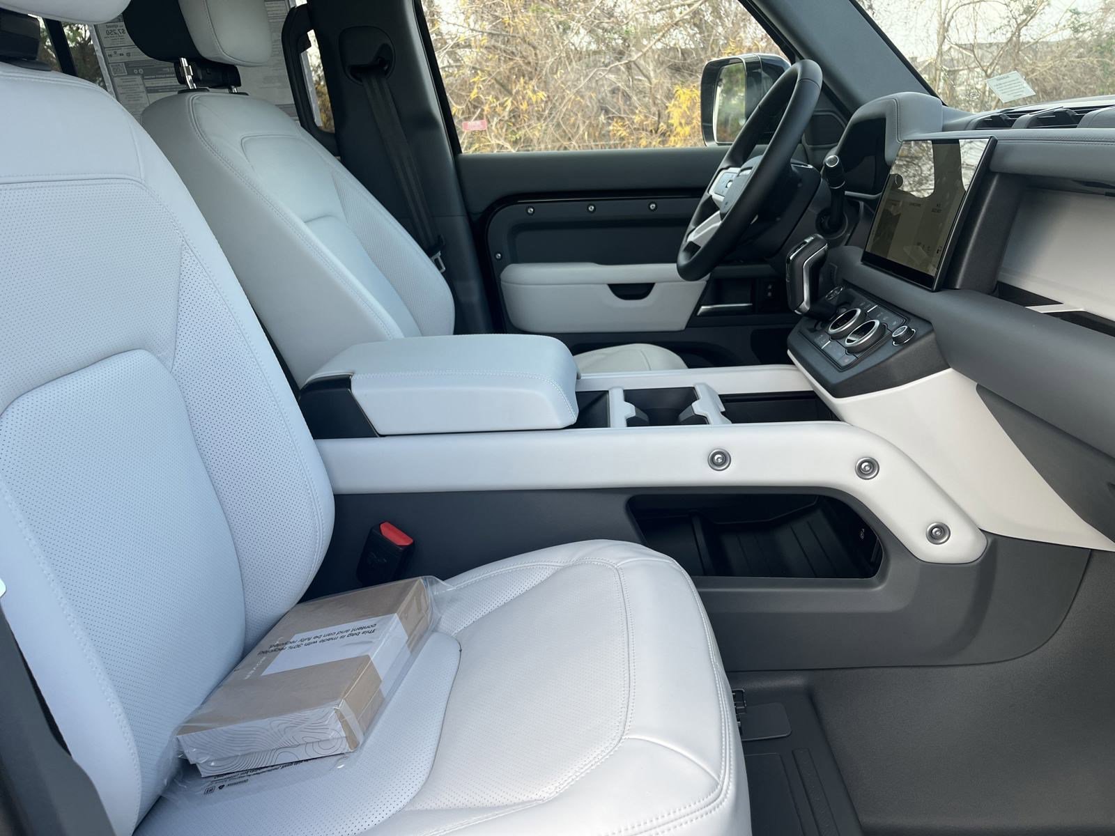2025 Land Rover Defender 110 S photo 4
