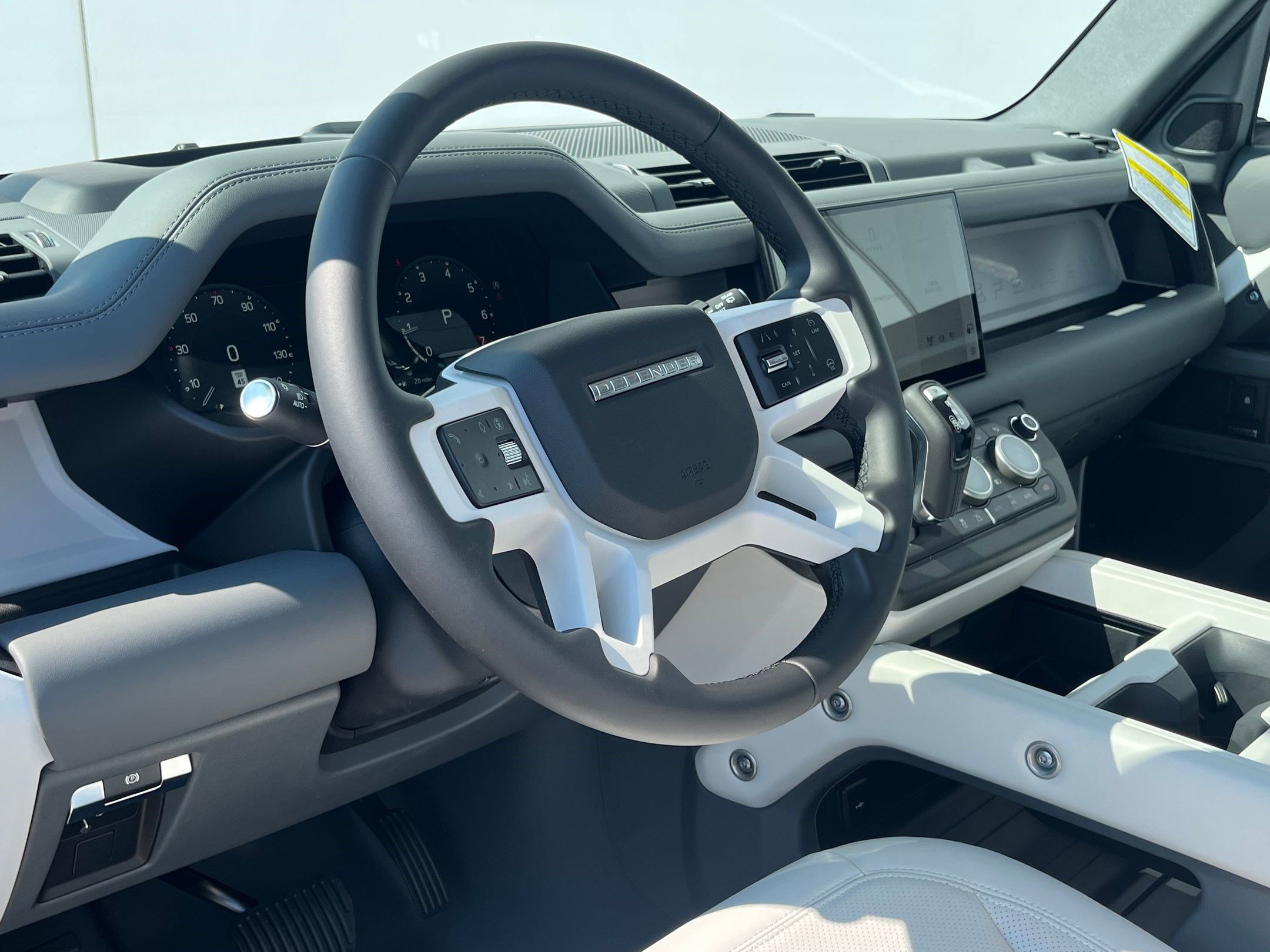 2025 Land Rover Defender 130 X-Dynamic SE photo 4