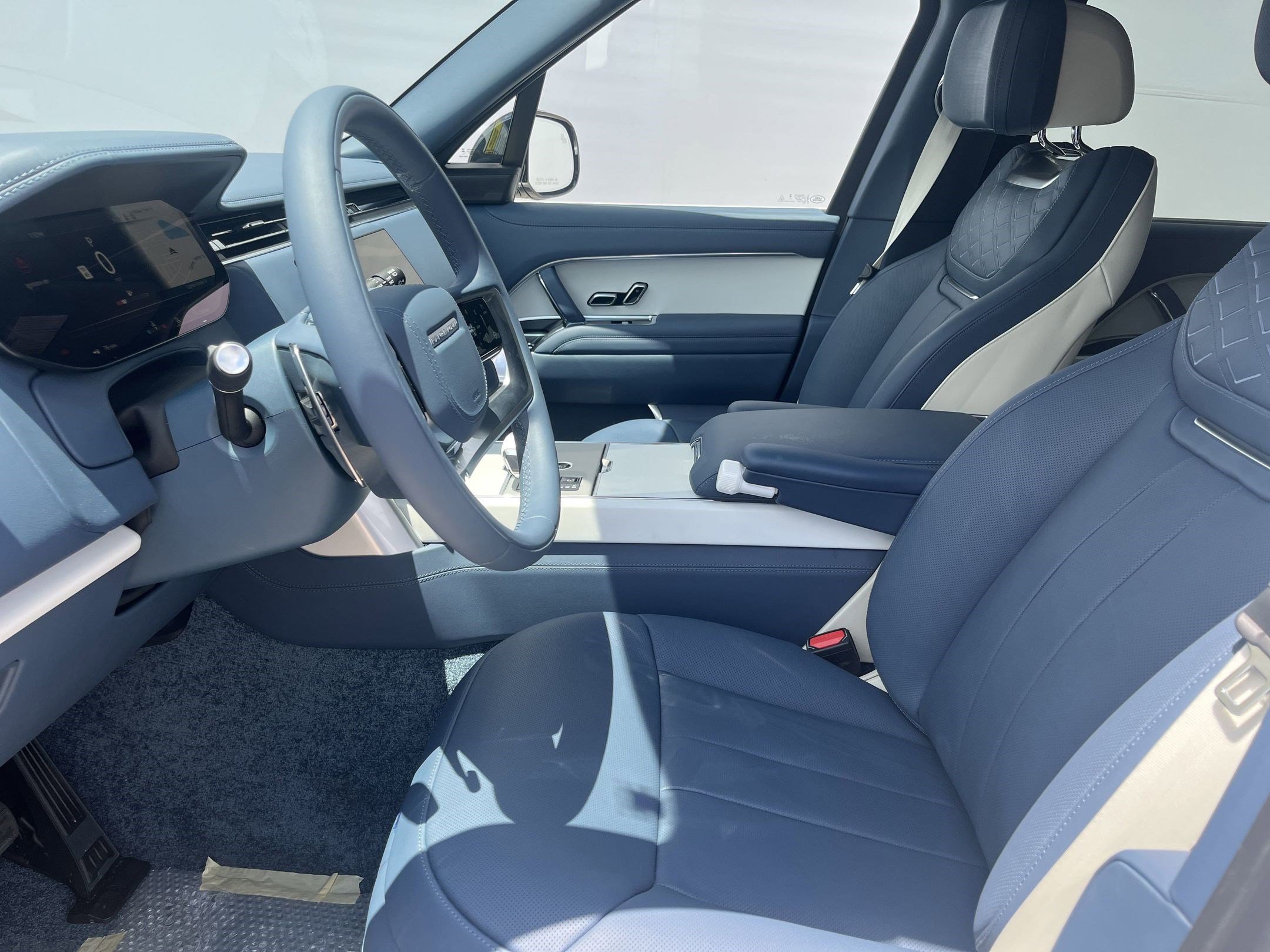 2025 Land Rover Range Rover SV photo 4