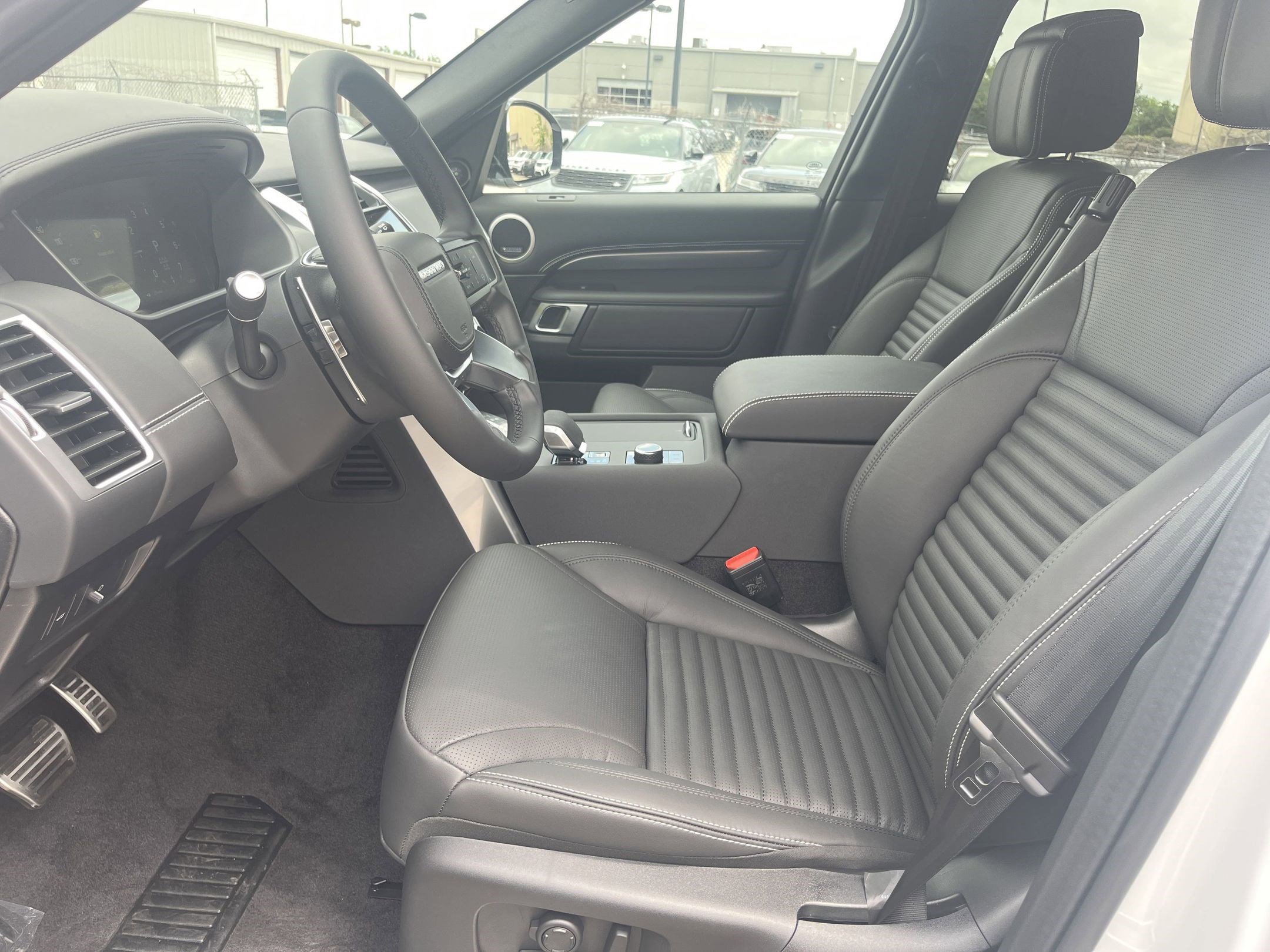 2025 Land Rover Discovery Metropolitan Edition photo 4