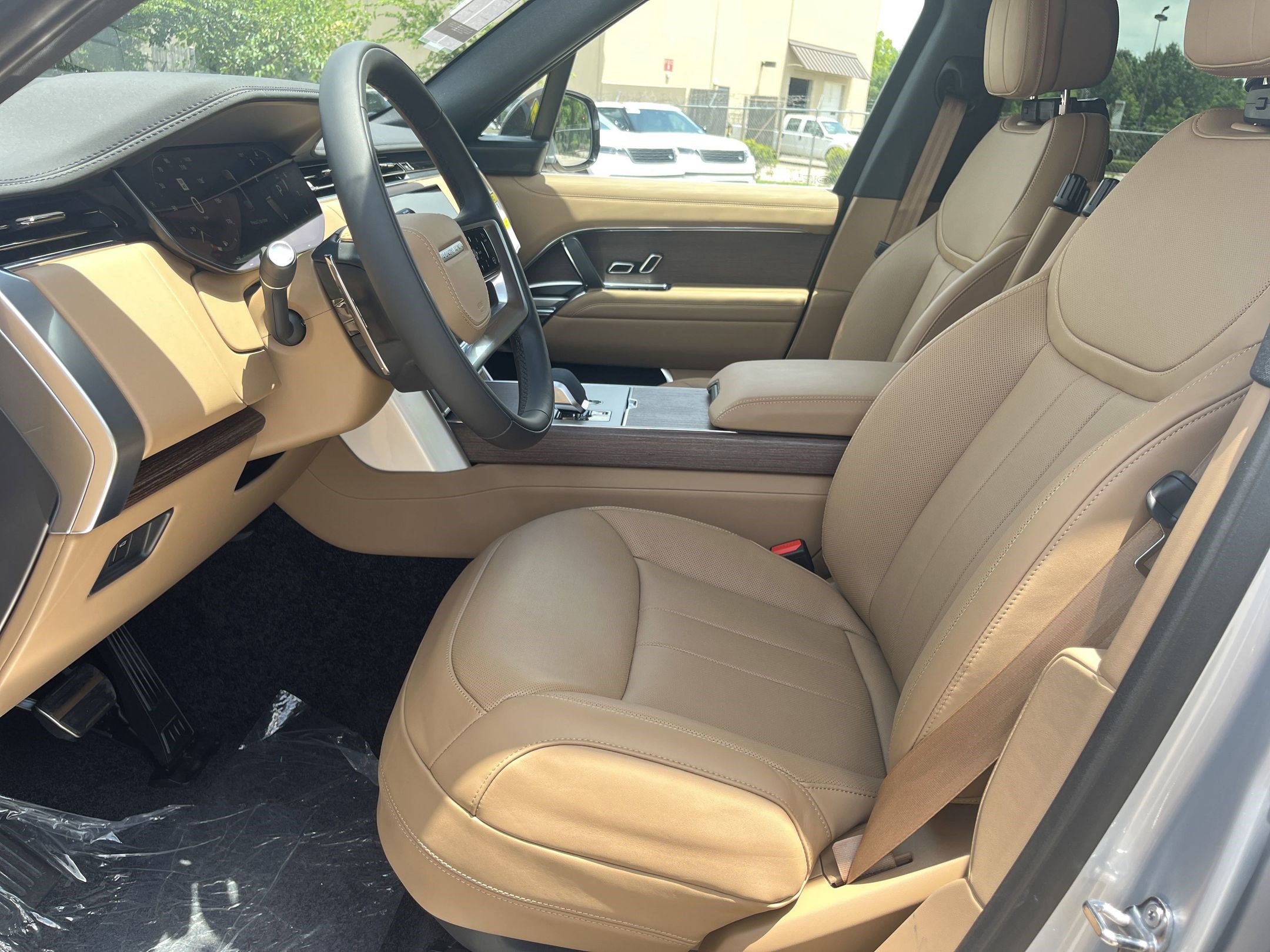 2025 Land Rover Range Rover SE photo 2