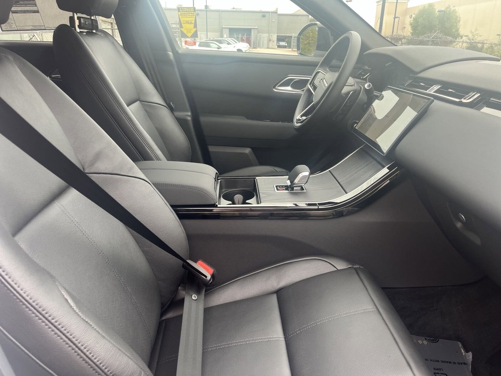 2025 Land Rover Range Rover Velar P250 Dynamic SE photo 3