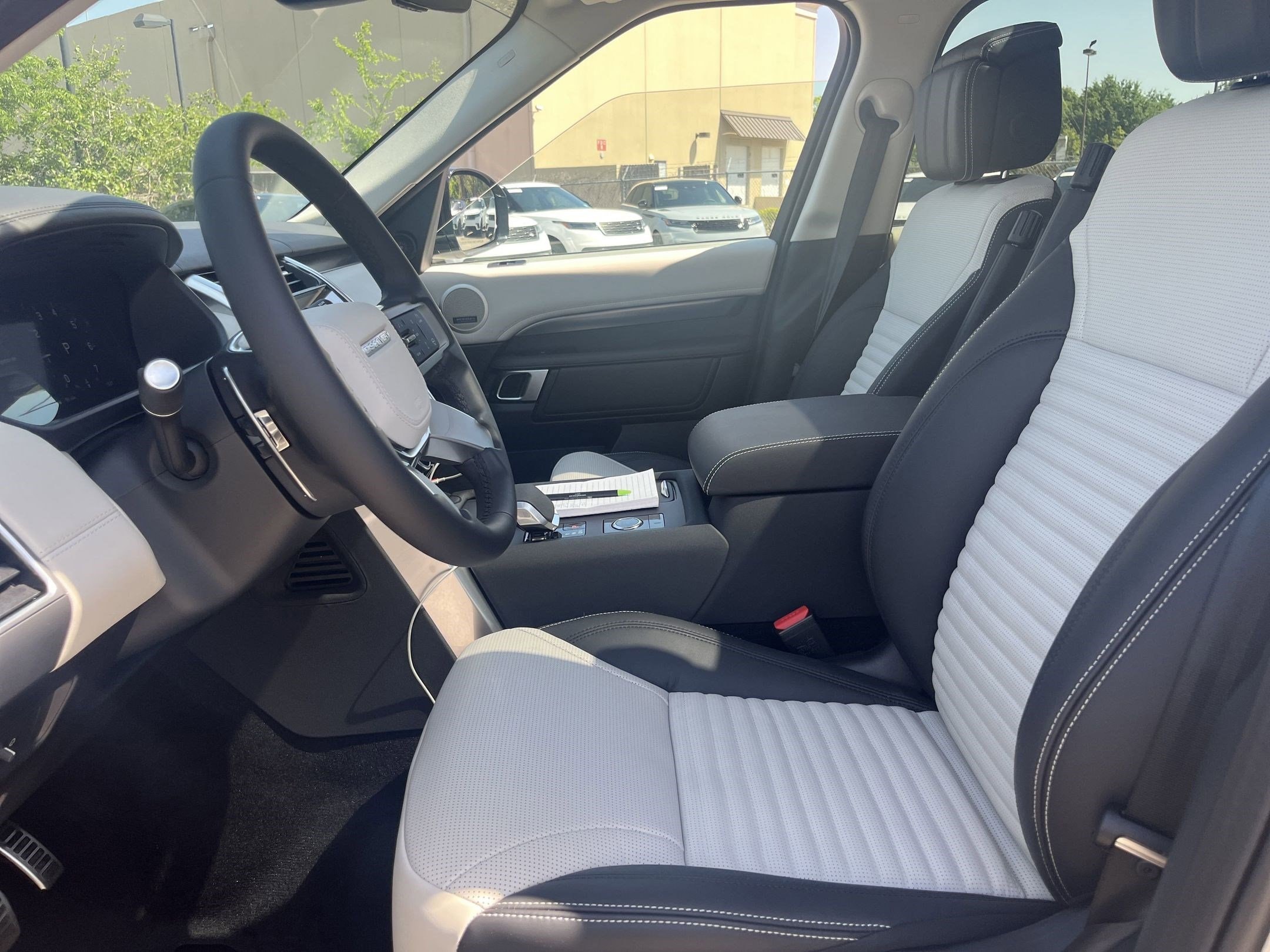 2025 Land Rover Discovery Metropolitan Edition photo 4