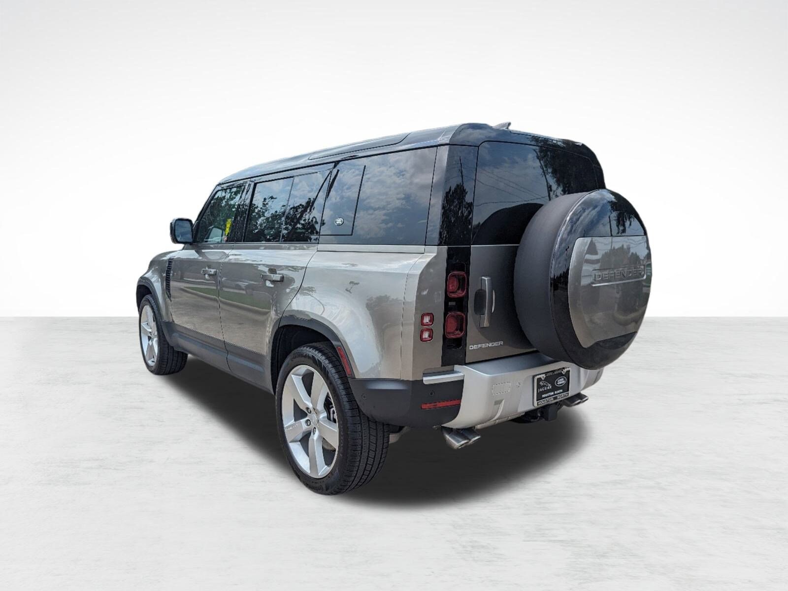 2024 Land Rover Defender 110 SE photo 3