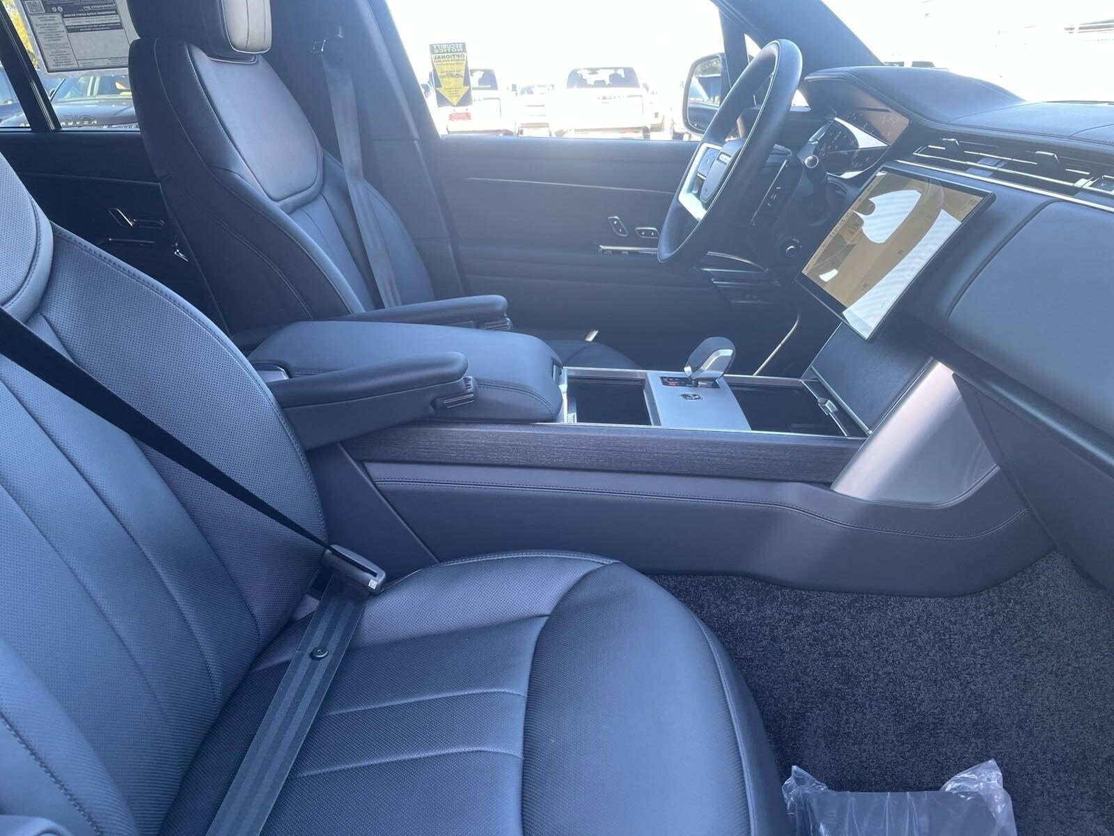 2025 Land Rover Range Rover SE photo 3