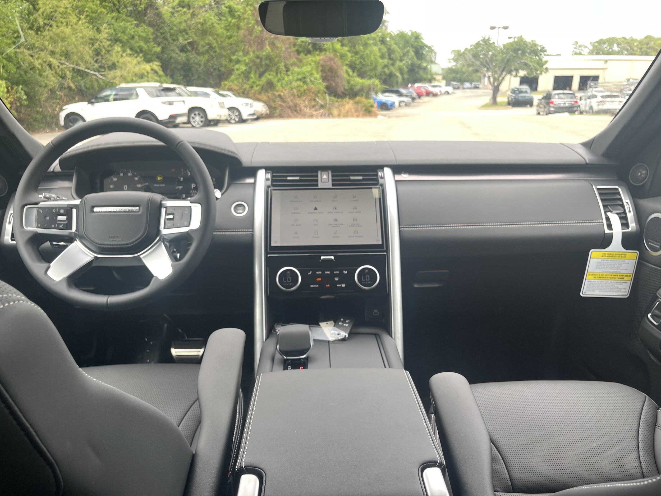 2025 Land Rover Discovery Metropolitan Edition photo 4